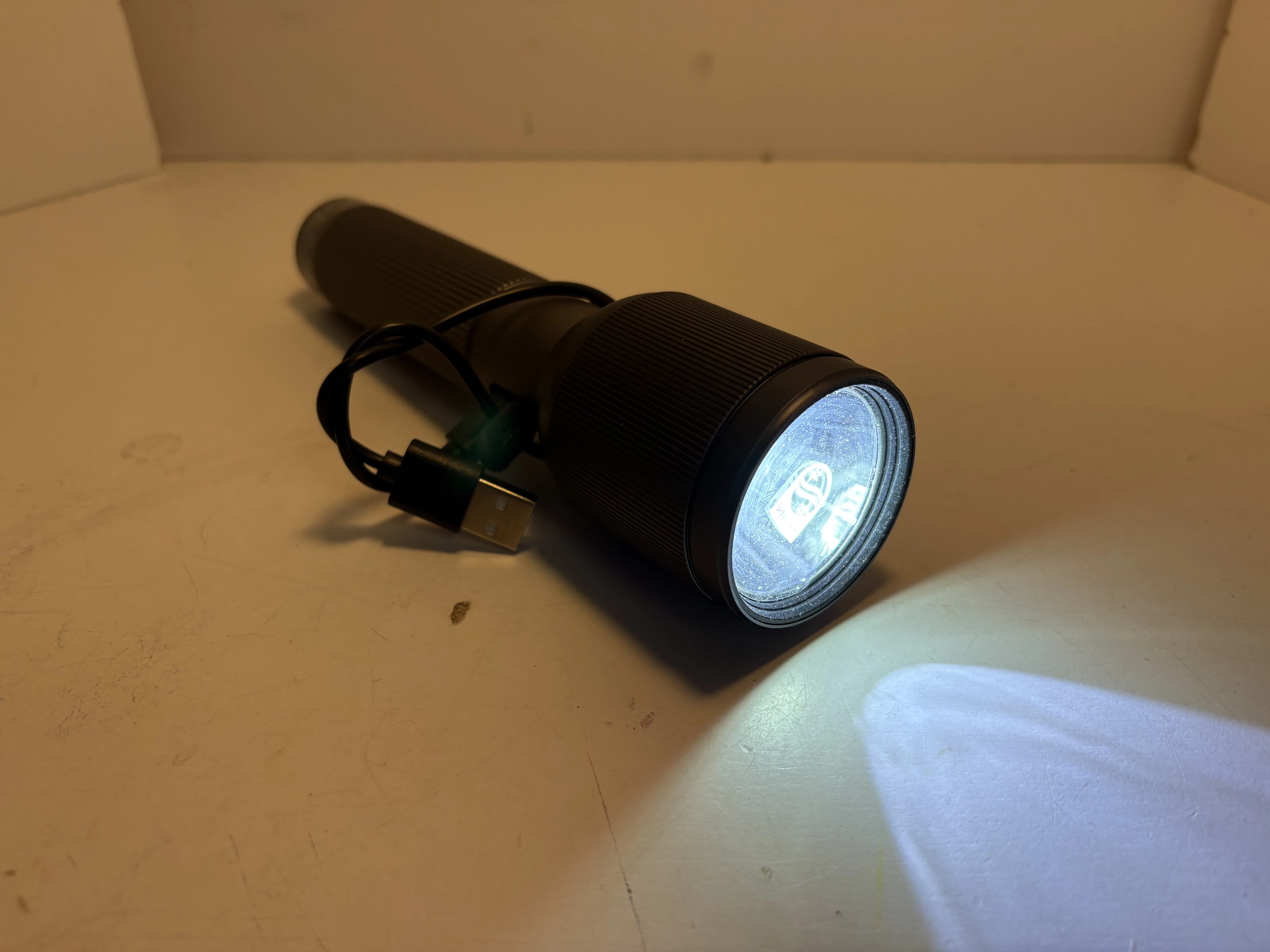 latarka-akumulatorowa-philips-sfl2141-650lm-zoom-300m-aluminiowa-obudowa-ean-gtin-4895229170896