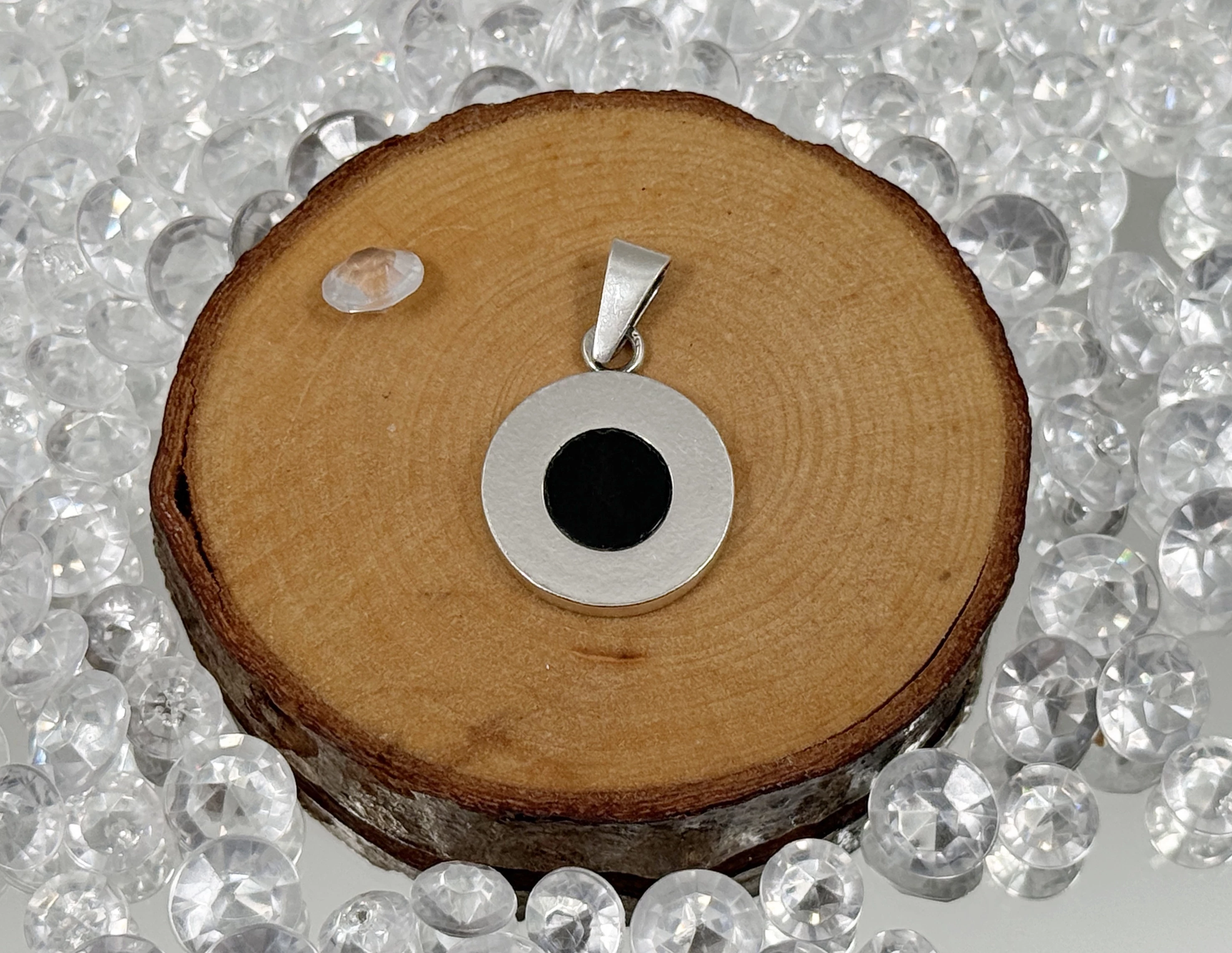 srebrna-zawieszka-z-czarnym-oczkiem-925-kosciuszki-159-wroclaw-gracja