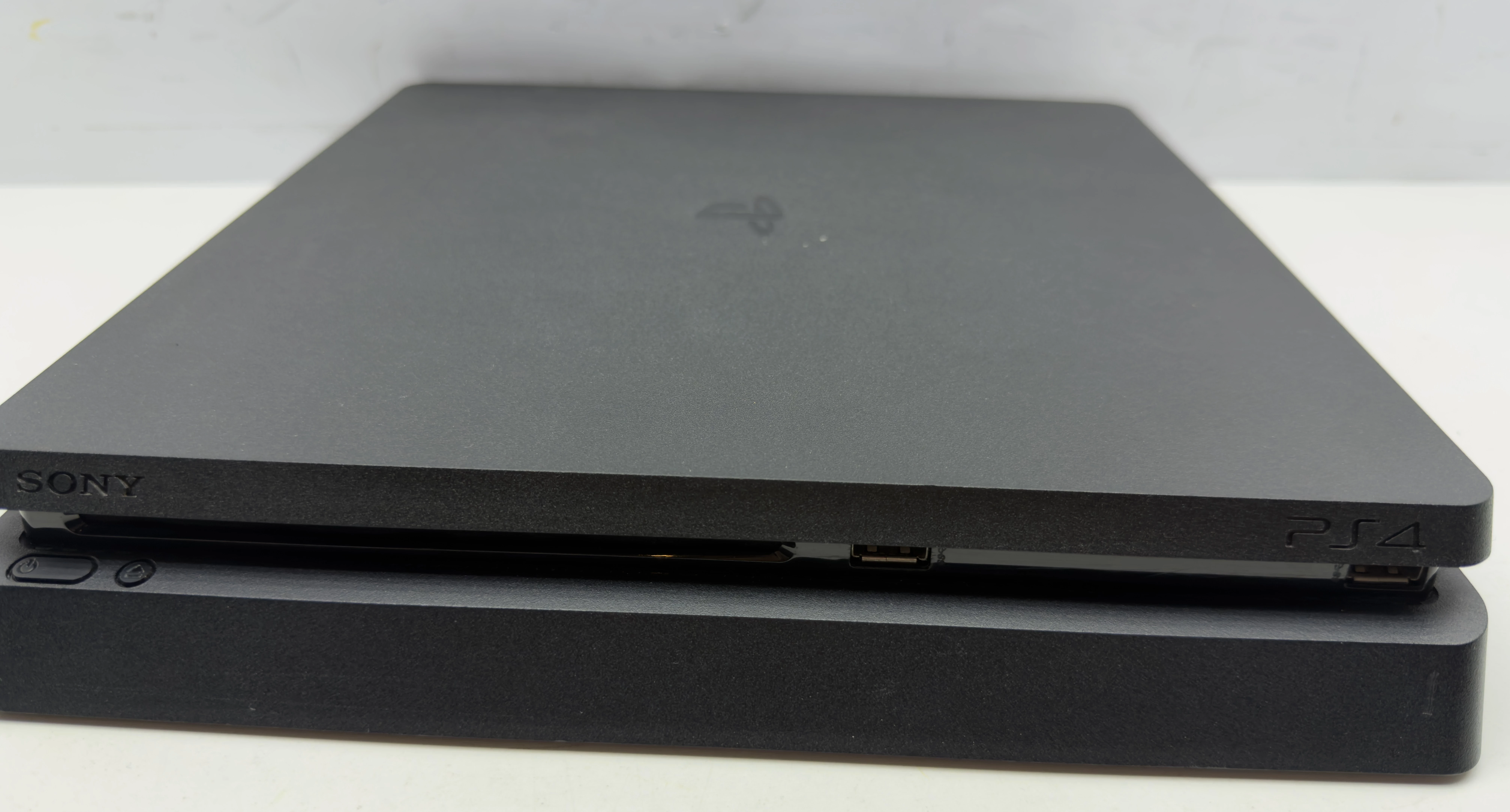 konsola-playstation-r-slim-1-tb-pad-okablowanie-wersja-130590-2