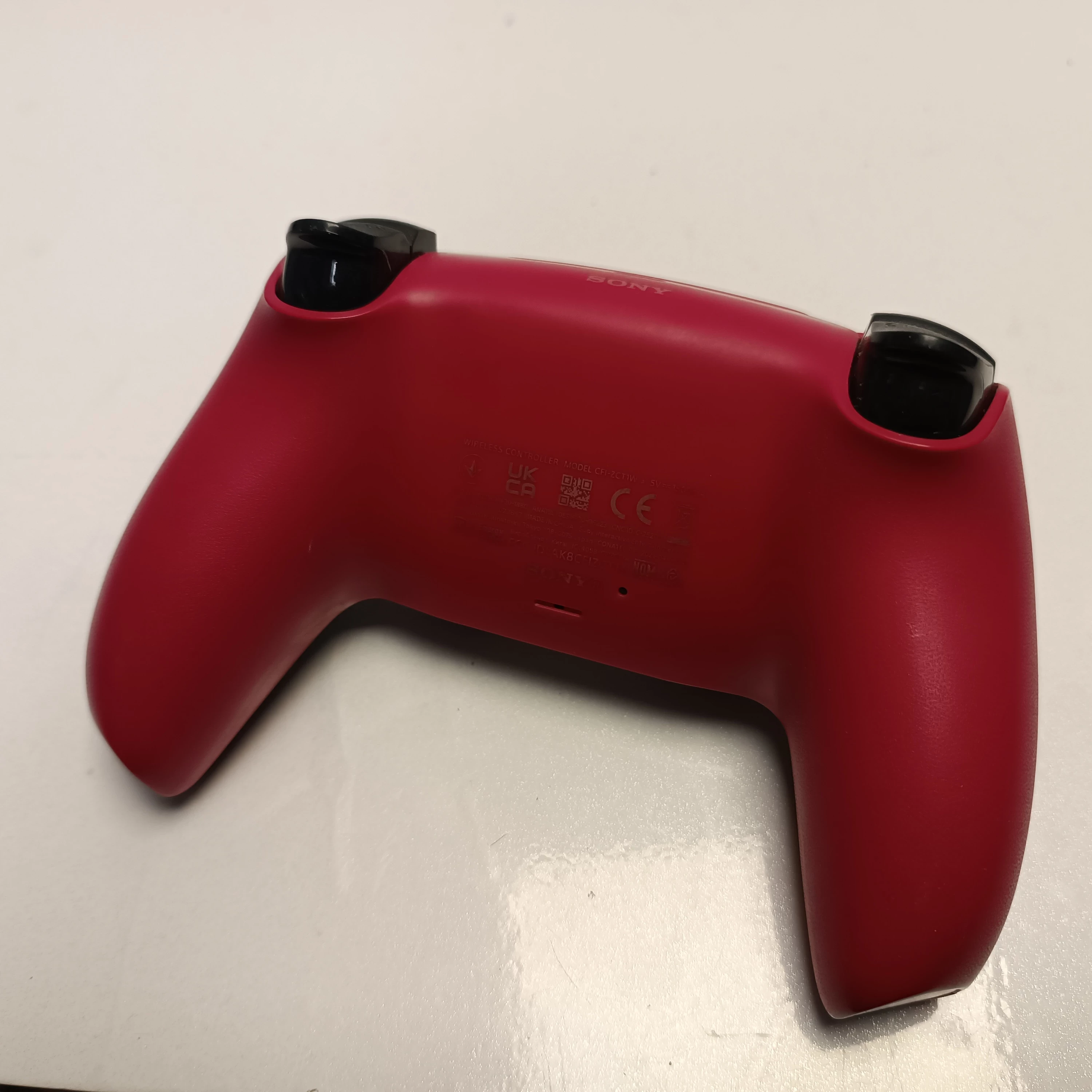 pad-bezprzewodowy-sony-ps5-dualsense-cosmic-red-cfi-zct1w-sposob-podlaczenia-210654-2