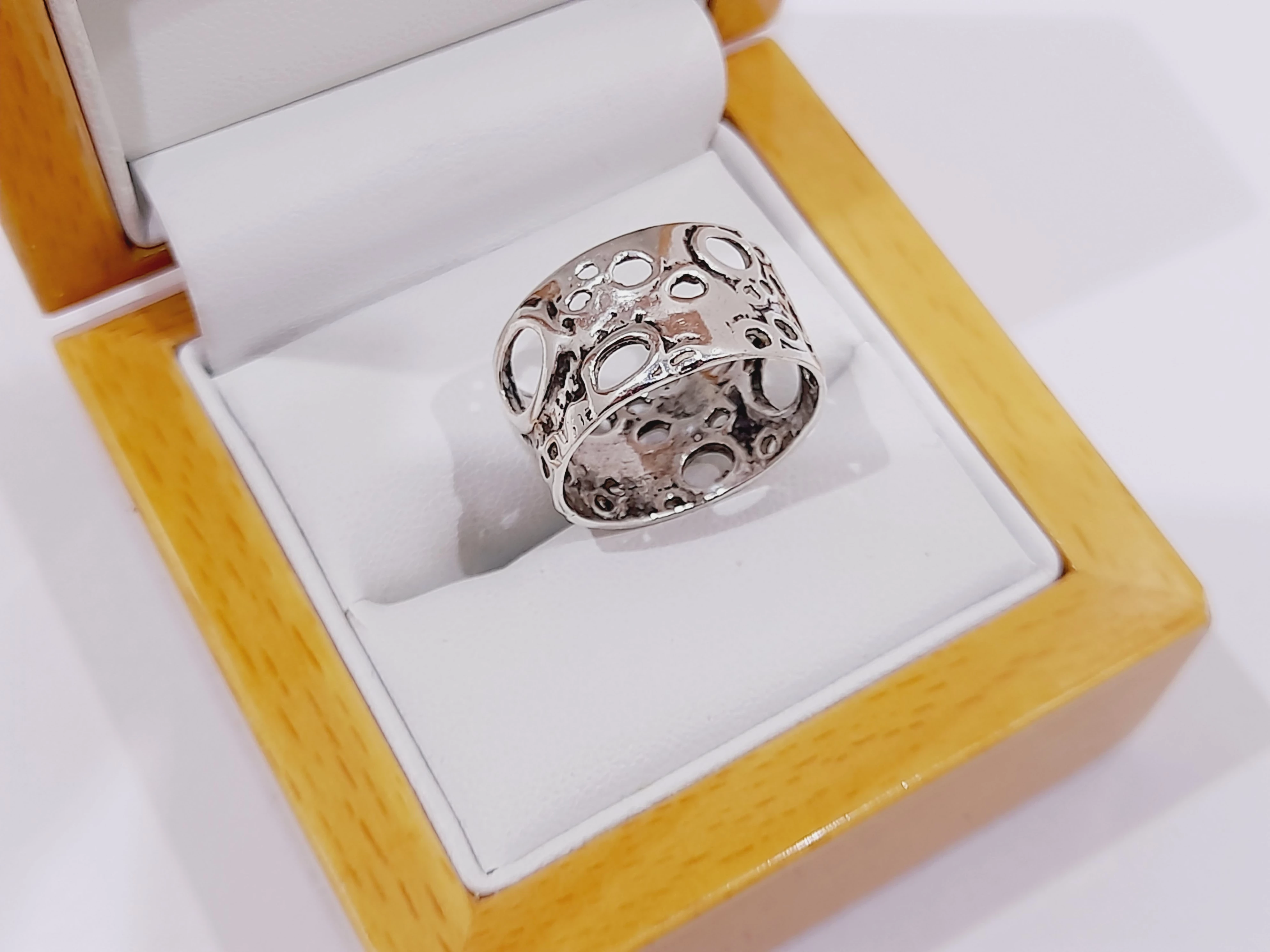 srebro-wyrob-jubilerski-piekny-srebrny-pierscionek-material-15835-4