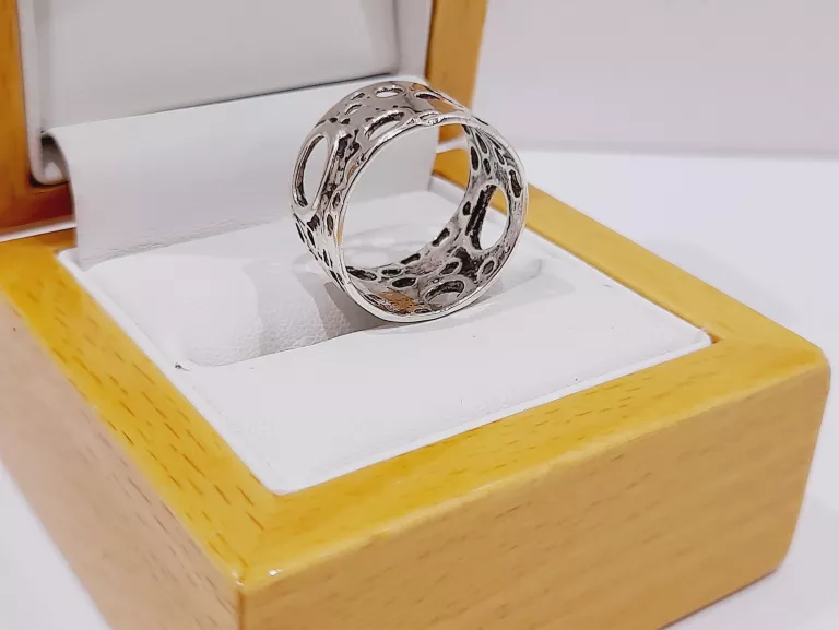 srebro-wyrob-jubilerski-piekny-srebrny-pierscionek-rodzaj-2205-2