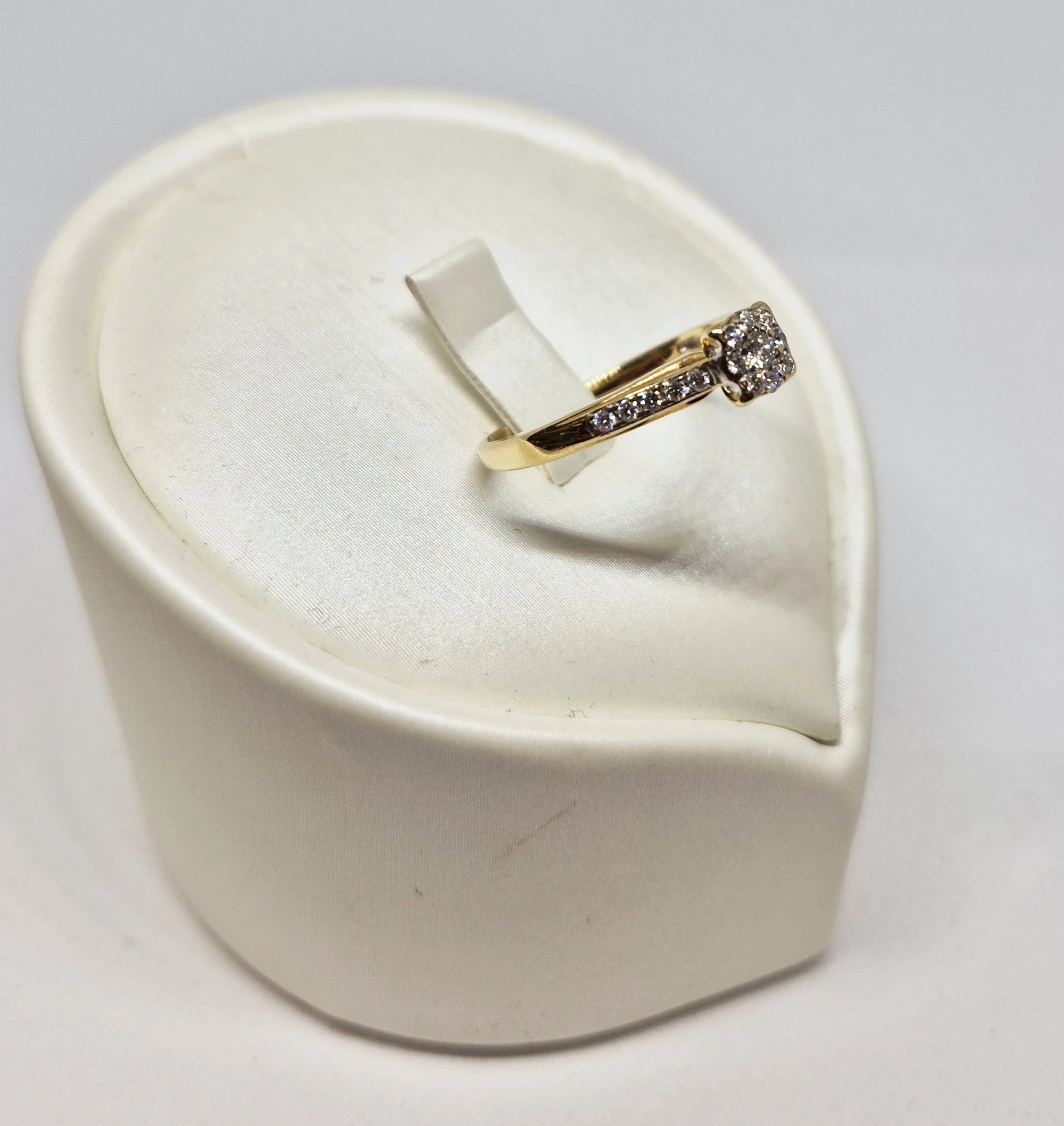 zloty-pierscionek-zdiamentami-192-g-pr-585-rozmiar-135-waga-183