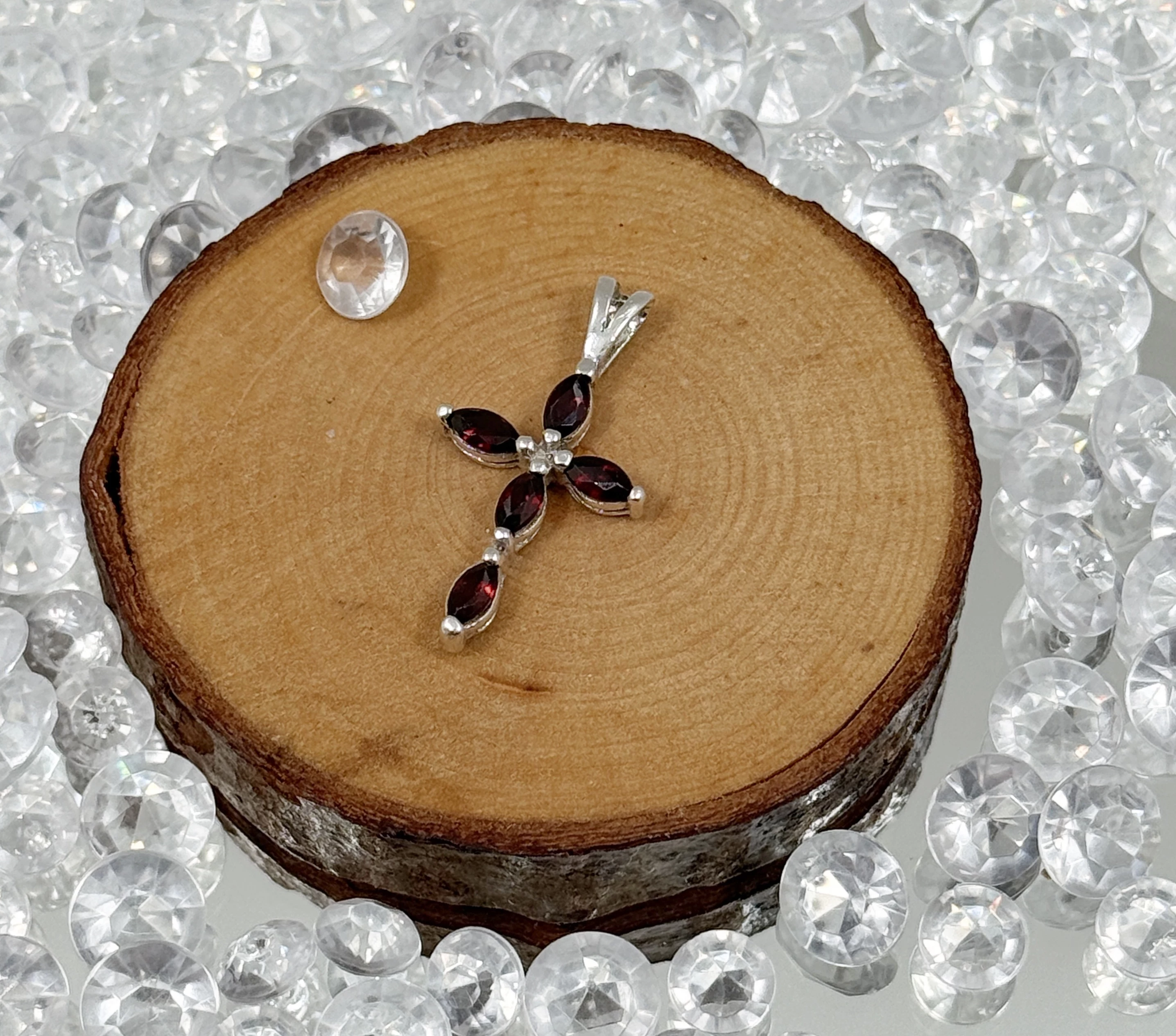 srebrna-zawieszka-krzyz-z-kolorowym-oczkiem-925-kosciuszki-159-wroclaw-gracja