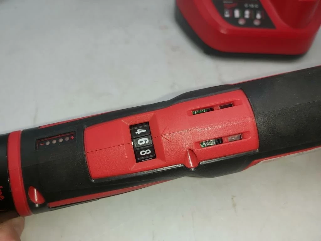 wiertarka-wkretarka-katowa-milwaukee-c12-rad-12v-2-aku-20ah-ladowarka-predkosc-obrotowa-800