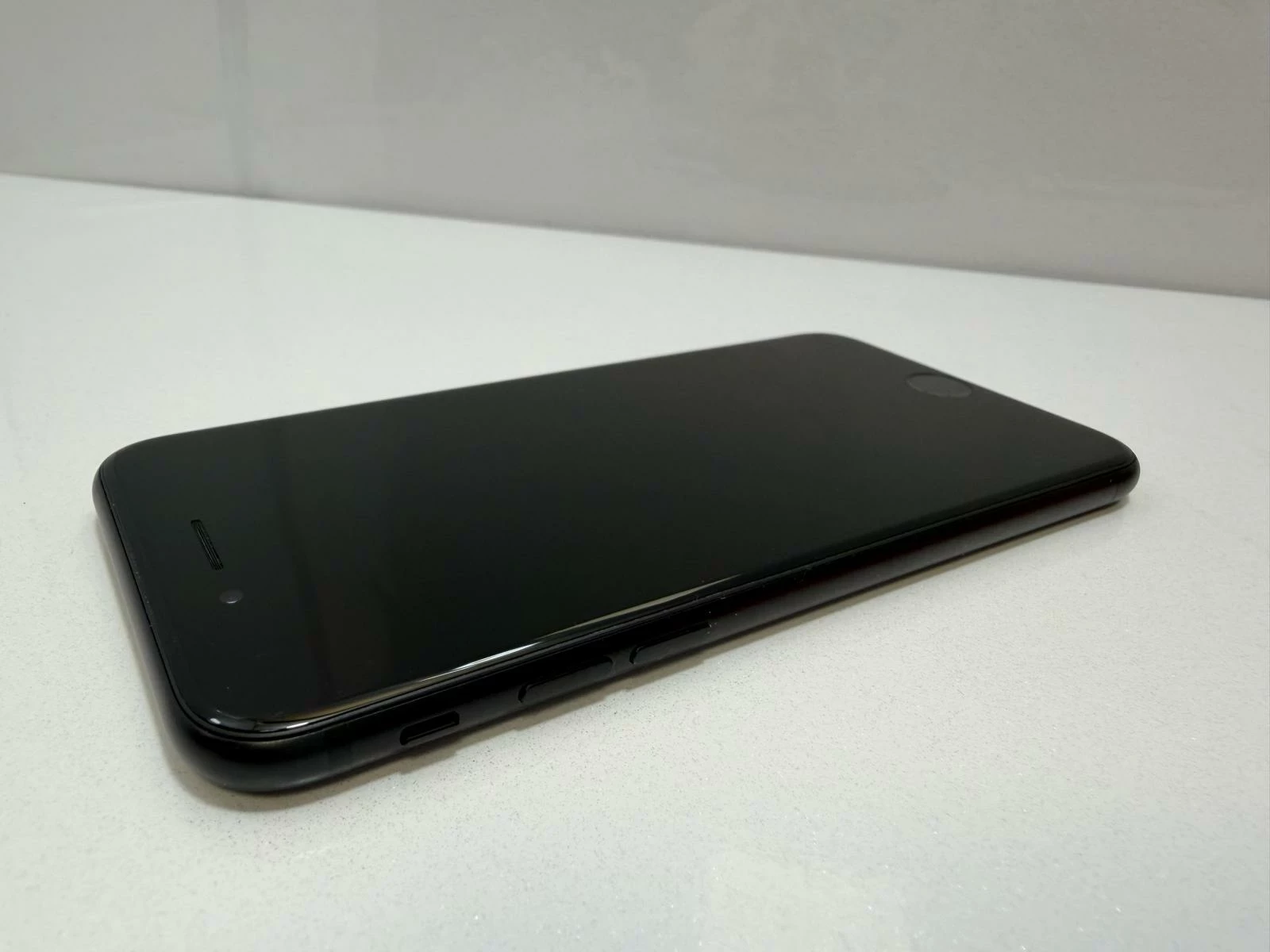 telefon-iphone-se-64gb-bat-94-wbudowana-pamiec-202869-214193