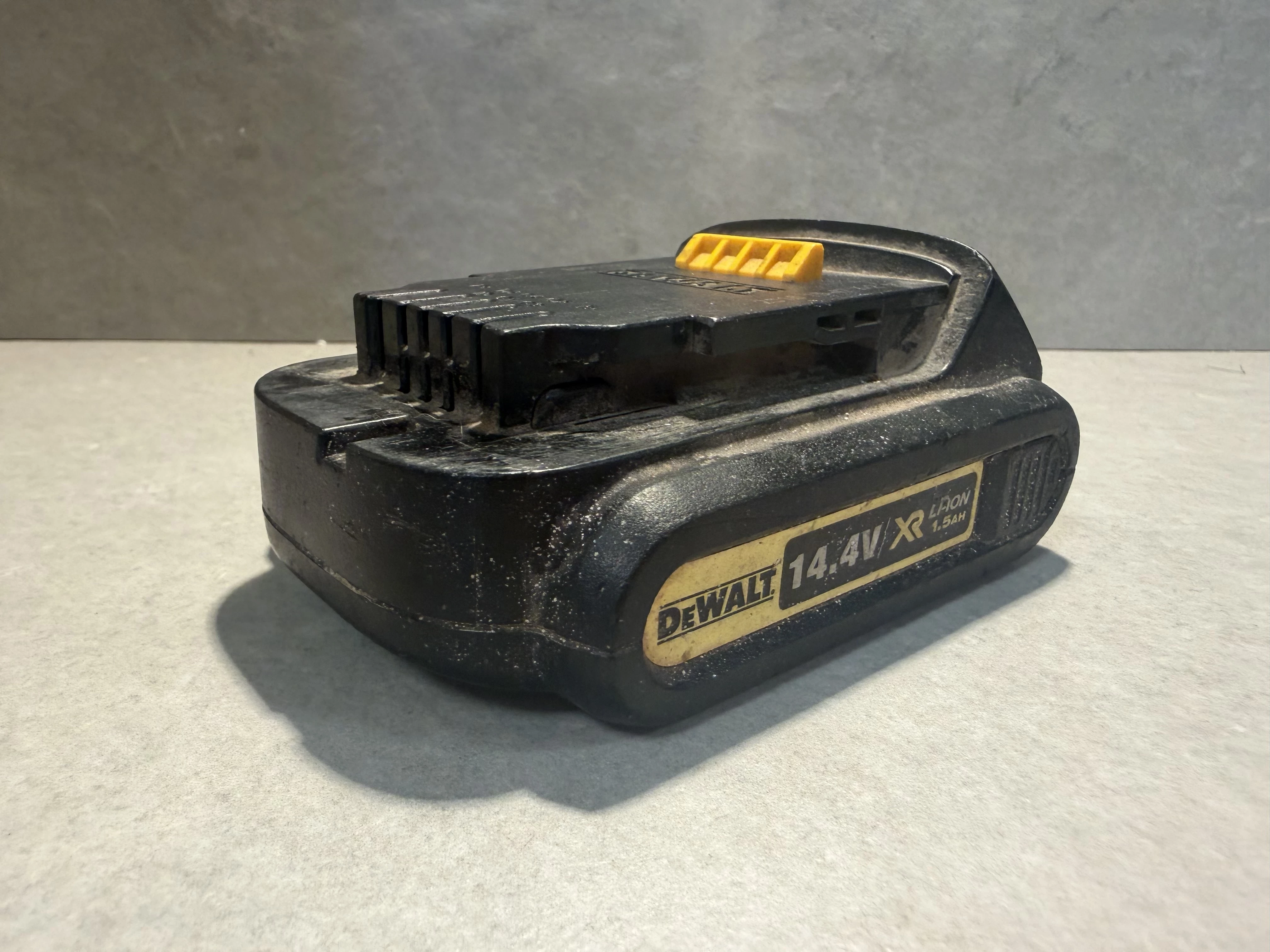 akumulator-dewalt-144v-15ah-stan-11323-2