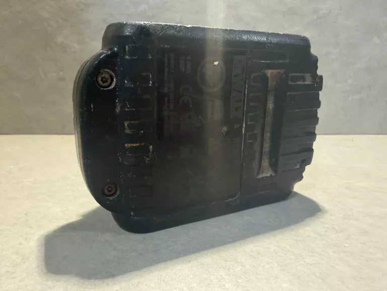 akumulator-dewalt-144v-15ah-pojemnosc-akumulatora-150