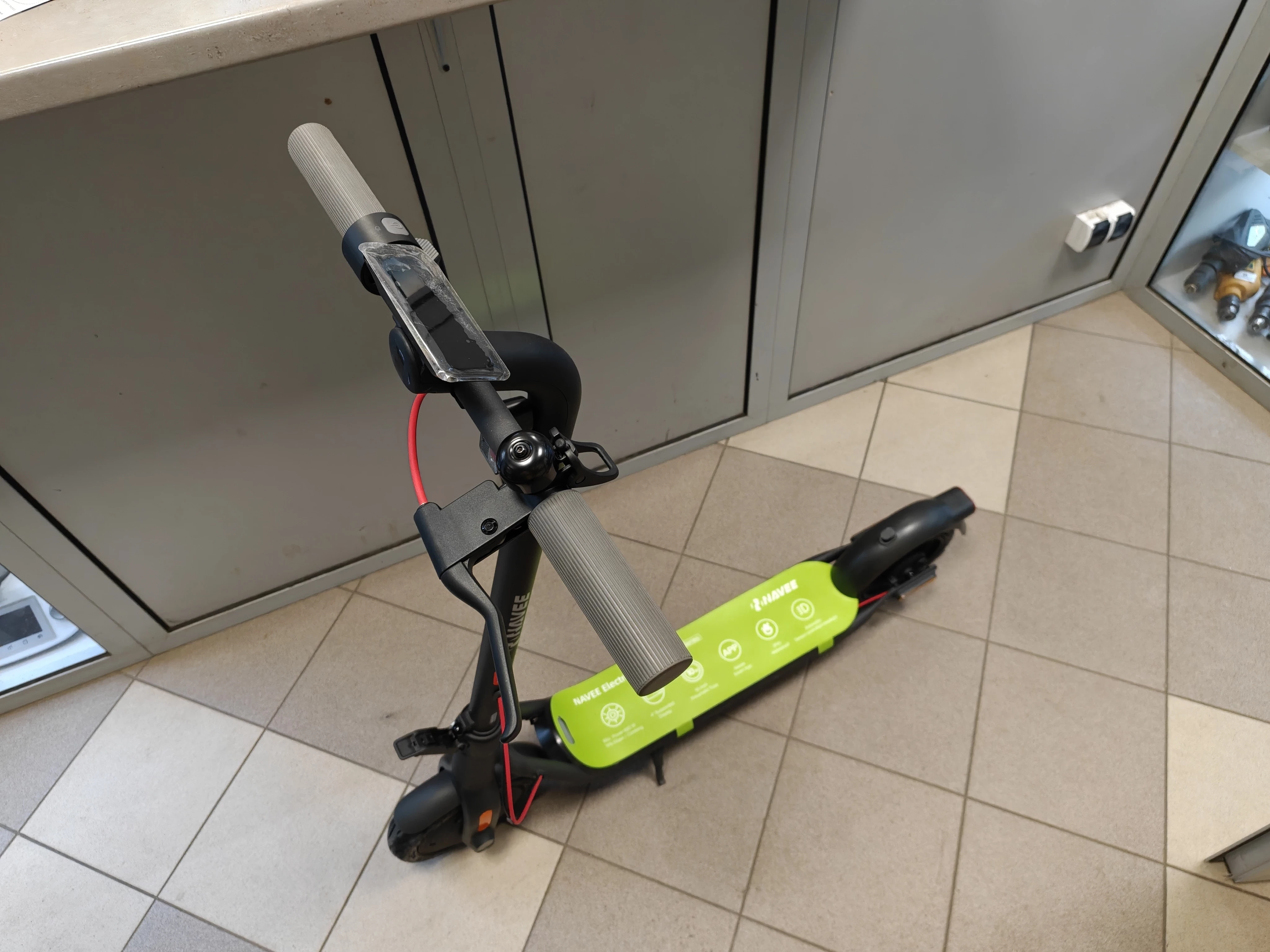 hulajnoga-elektryczna-navee-v25-25km-250w-10-czarny-komplet-pudelko-model-navee-v25