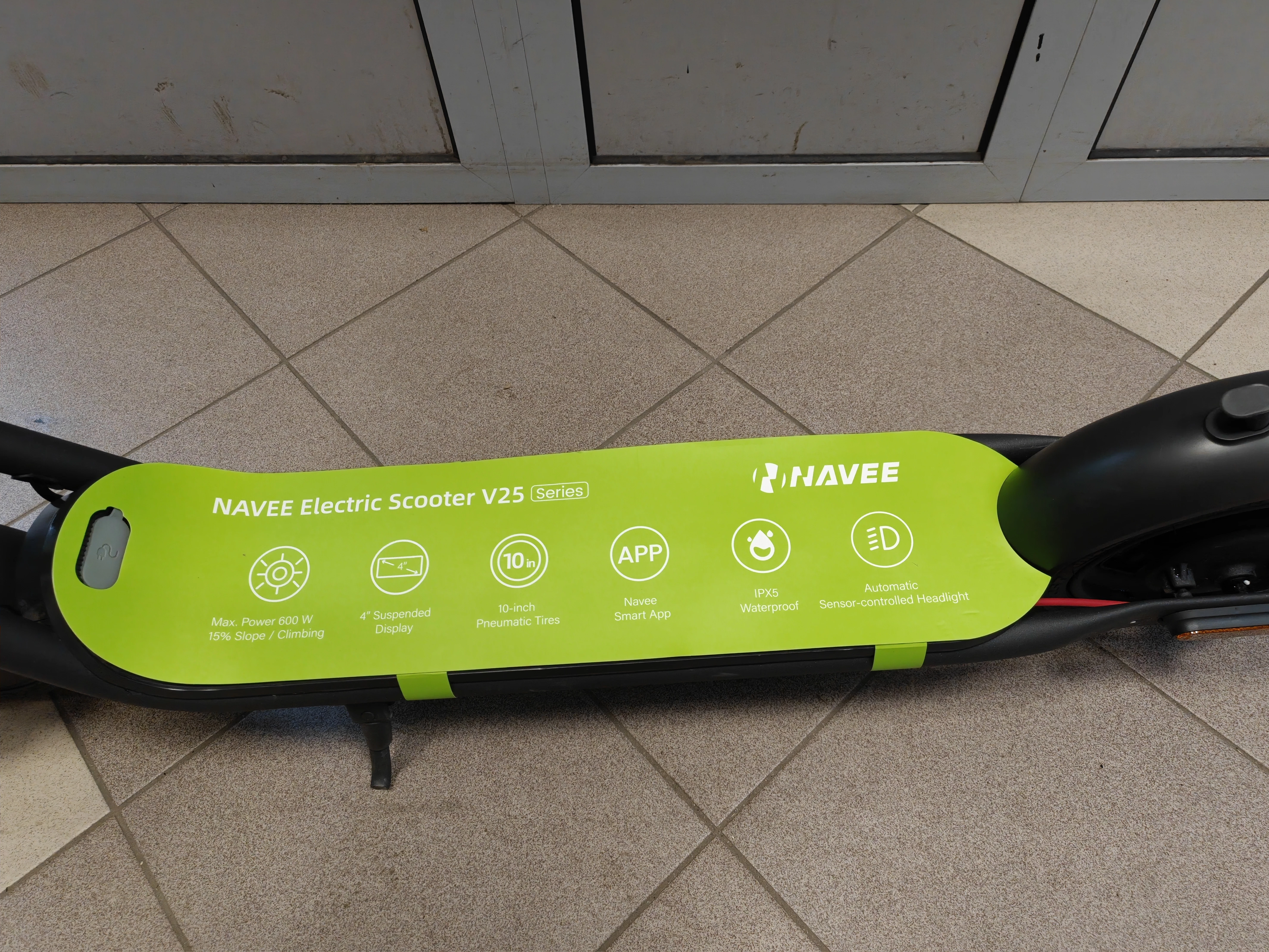 hulajnoga-elektryczna-navee-v25-25km-250w-10-czarny-komplet-pudelko-moc-silnika-25000