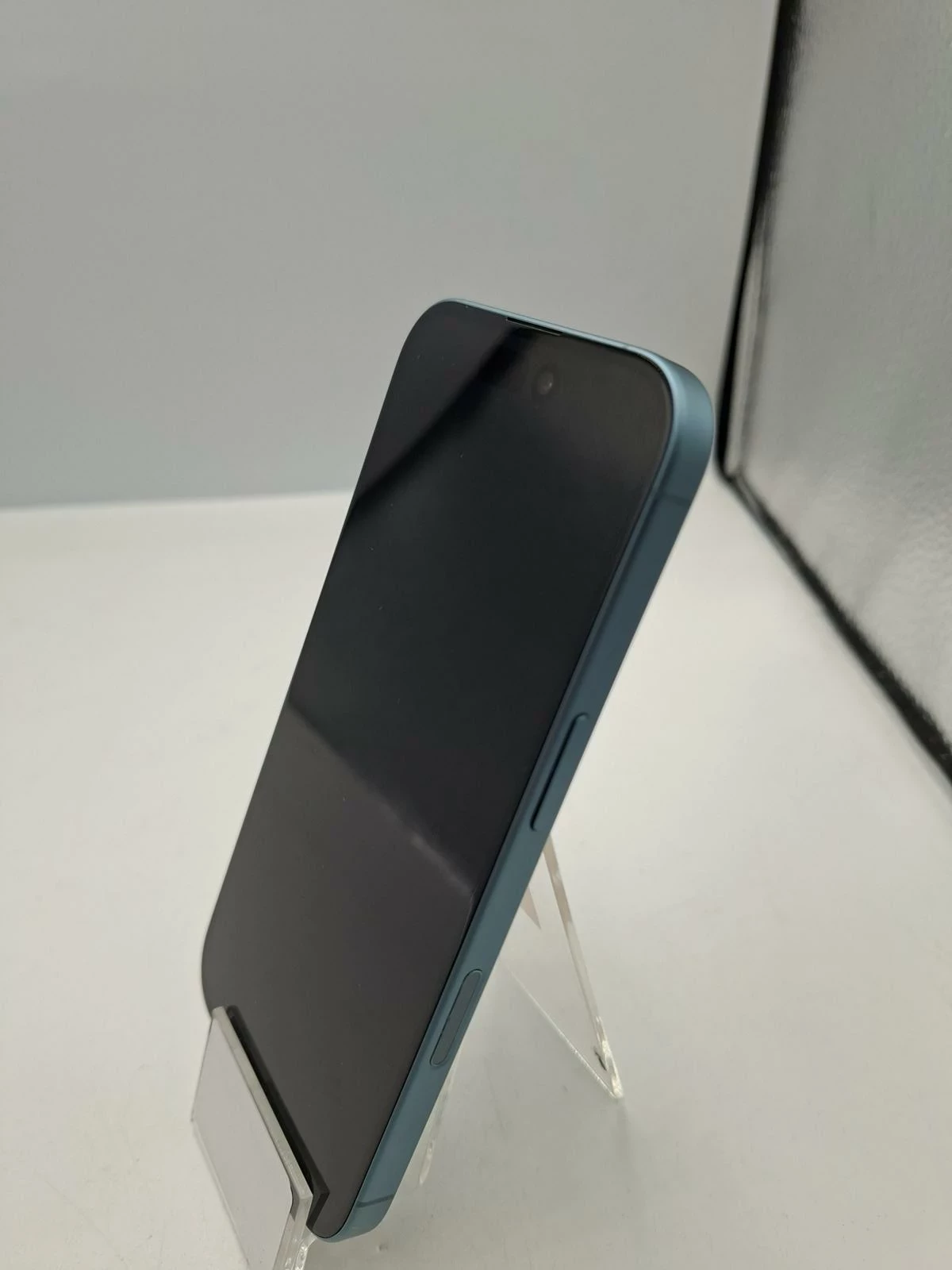 telefon-apple-iphone-16-128gb-kod-producenta-myed3hxa