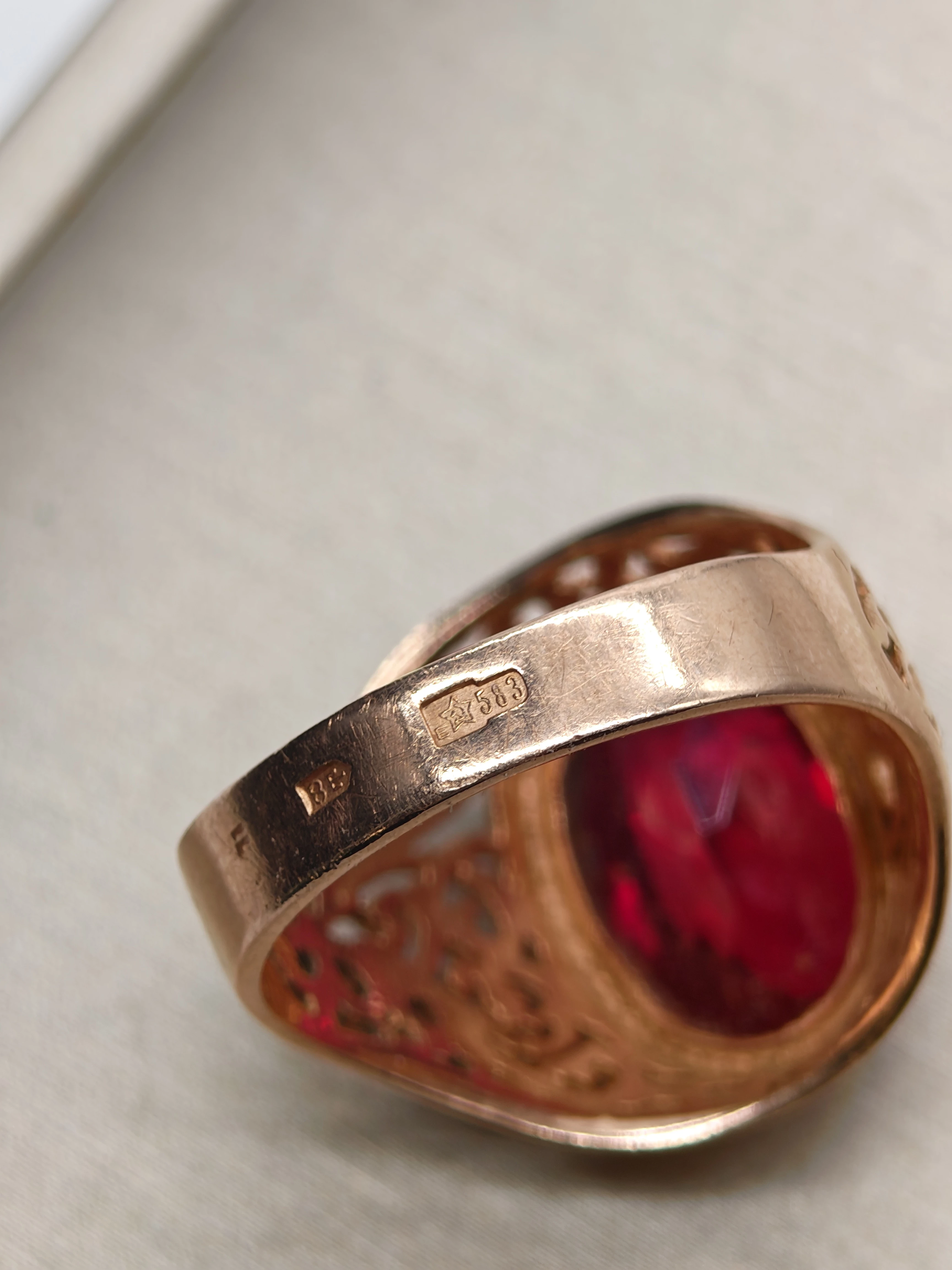 ruski-pierscionek-z-czerwonym-kamieniem-proba-585-waga-787g-rozmiar-19-stan-11323-2