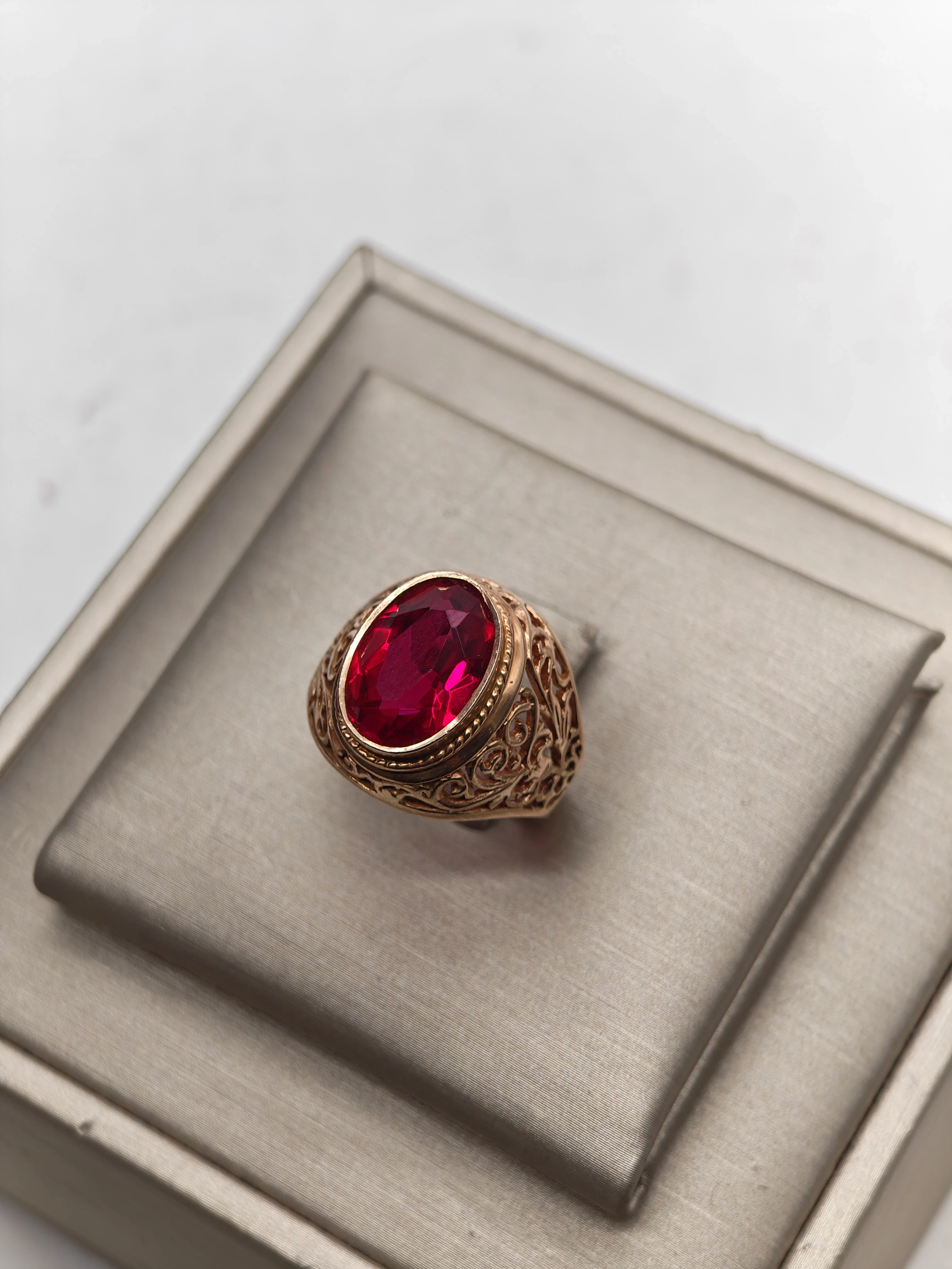 ruski-pierscionek-z-czerwonym-kamieniem-proba-585-waga-787g-rozmiar-19-rodzaj-2205-2
