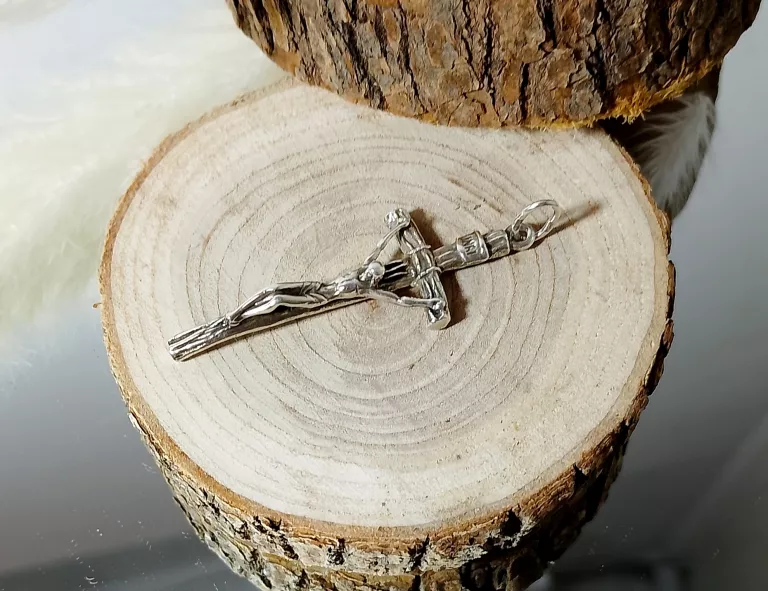 srebrna-zawieszka-krzyz-523-g-925-1-maja-7a-makow-mazowiecki