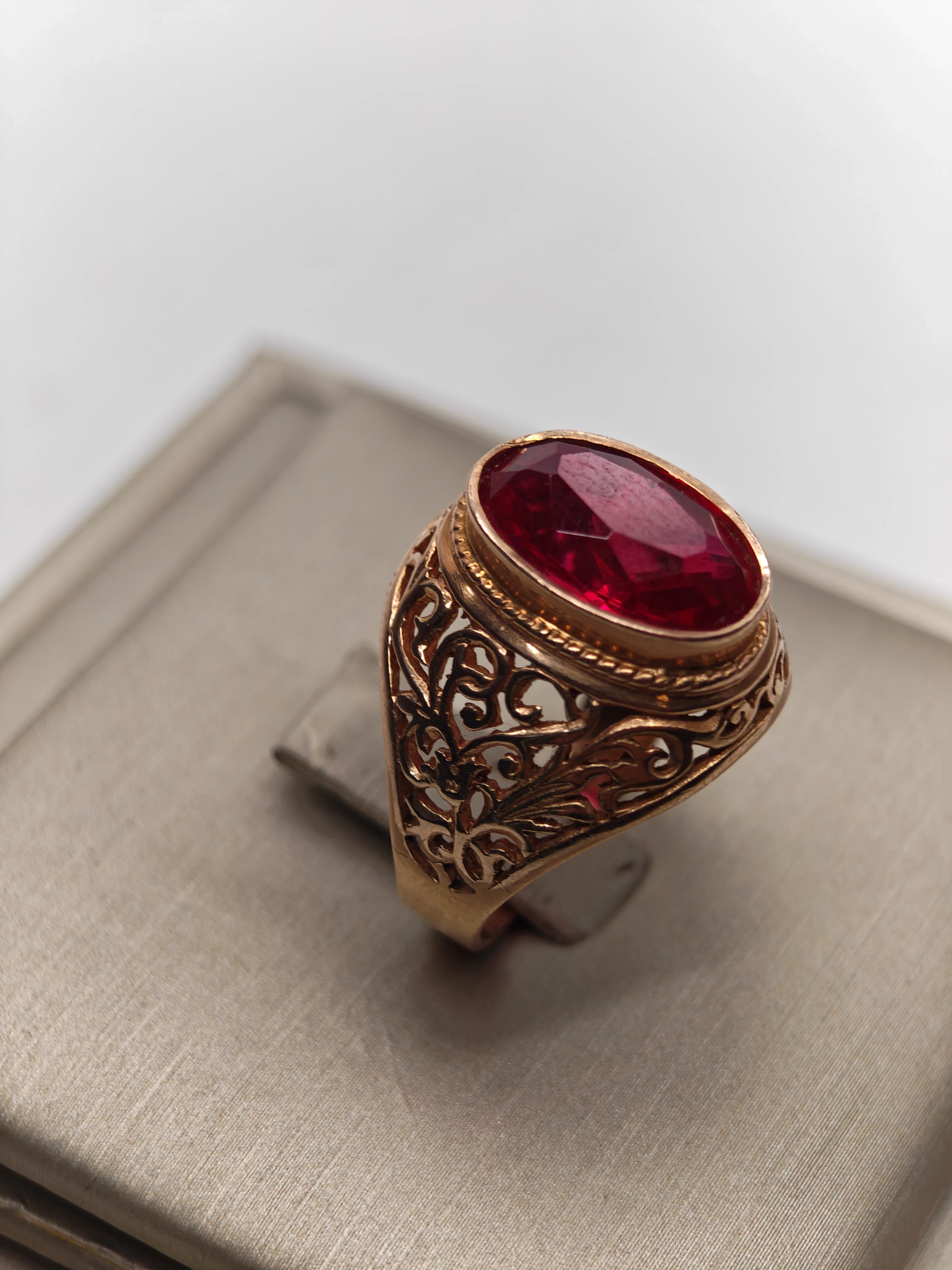 ruski-pierscionek-z-czerwonym-kamieniem-proba-585-waga-787g-rozmiar-19-ean-gtin-00000000