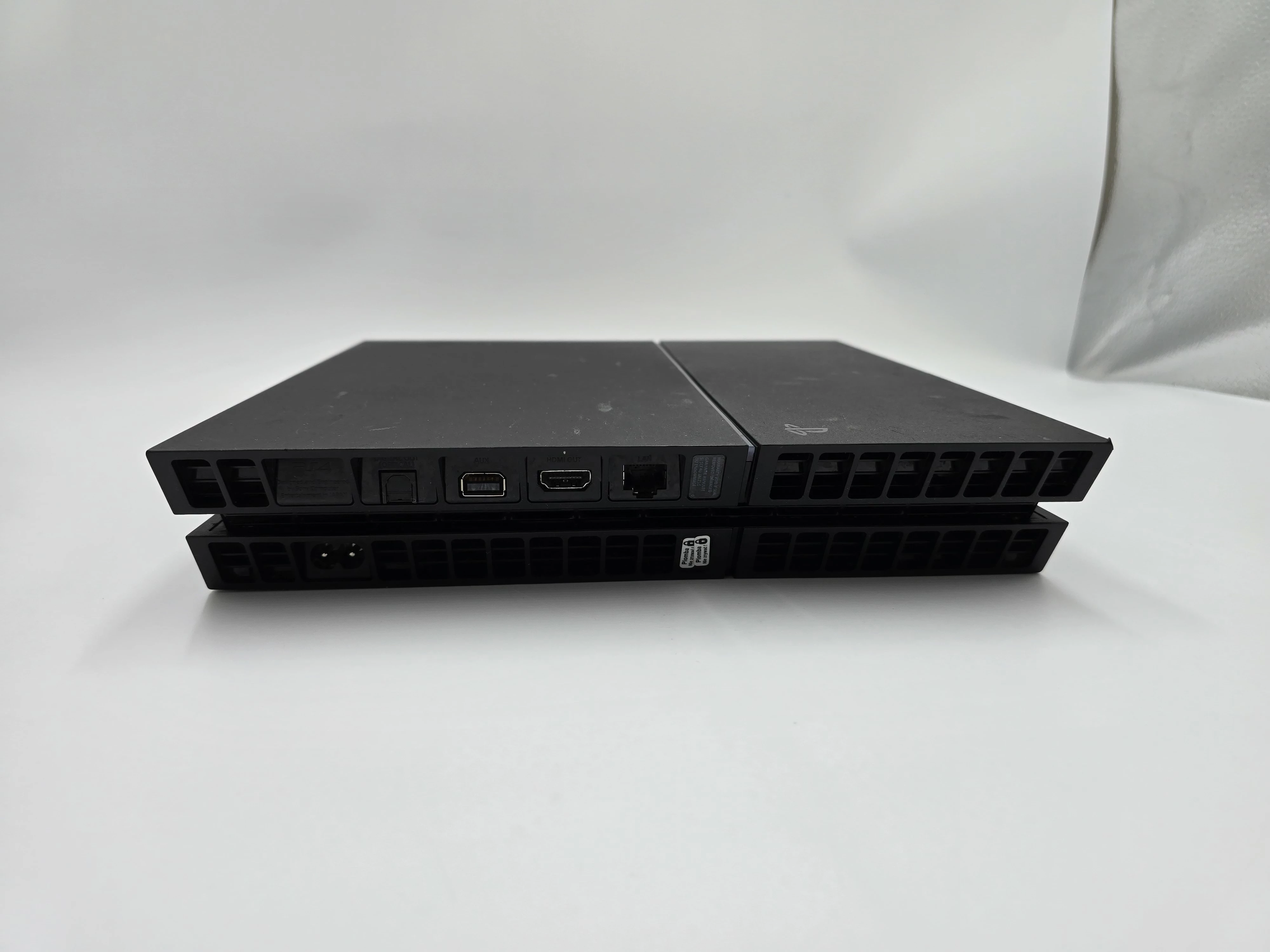 konsola-playstation-4-pad-okablowanie-wersja-130590-1