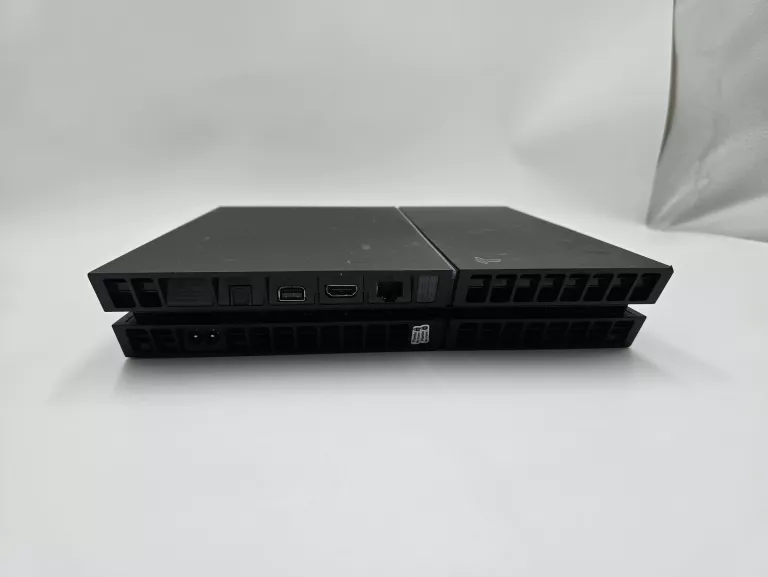 konsola-playstation-4-pad-okablowanie-wersja-130590-1