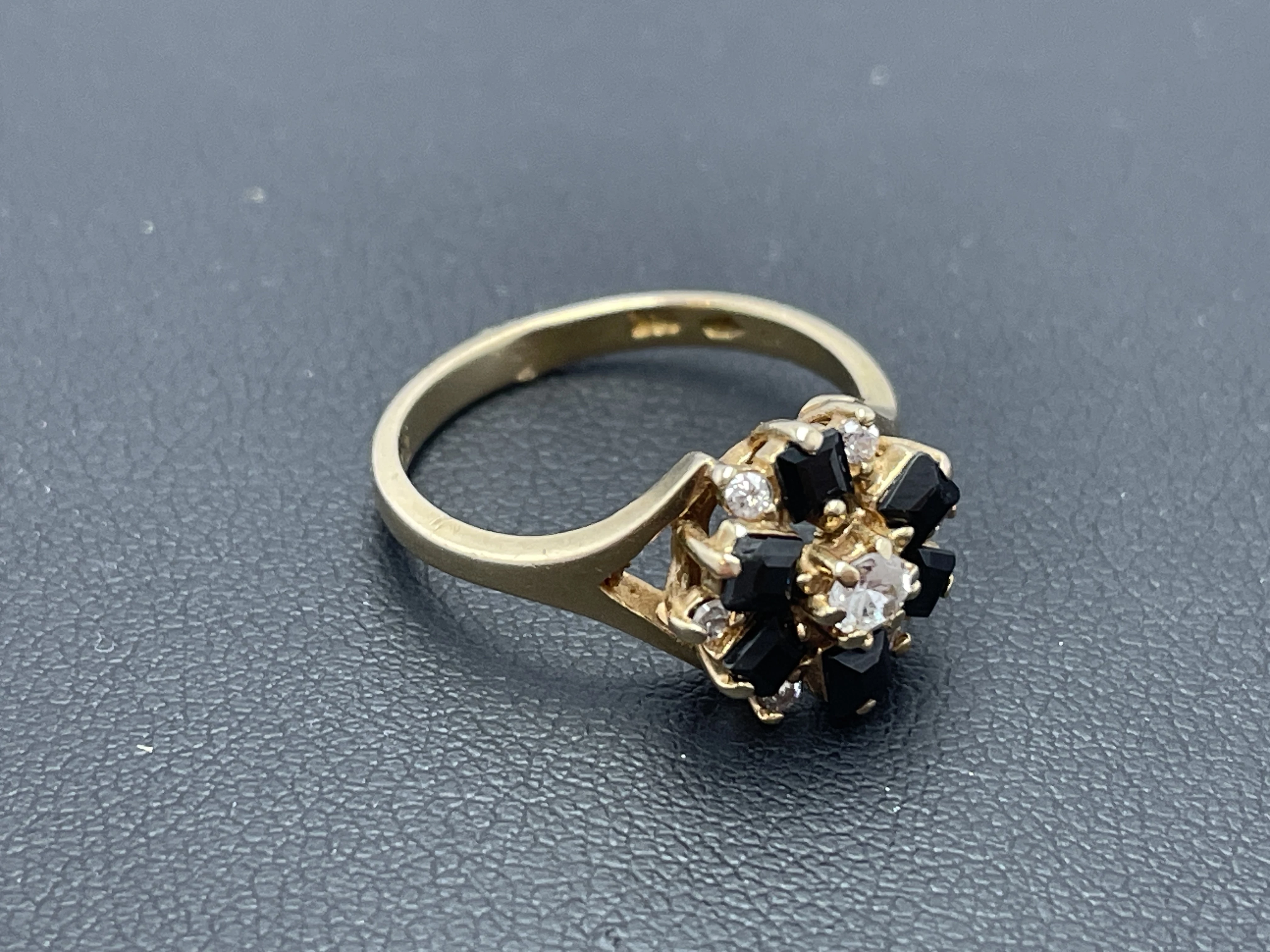 zloty-pierscionek-czarne-kamienie-585-323-r12-stan-11323-2