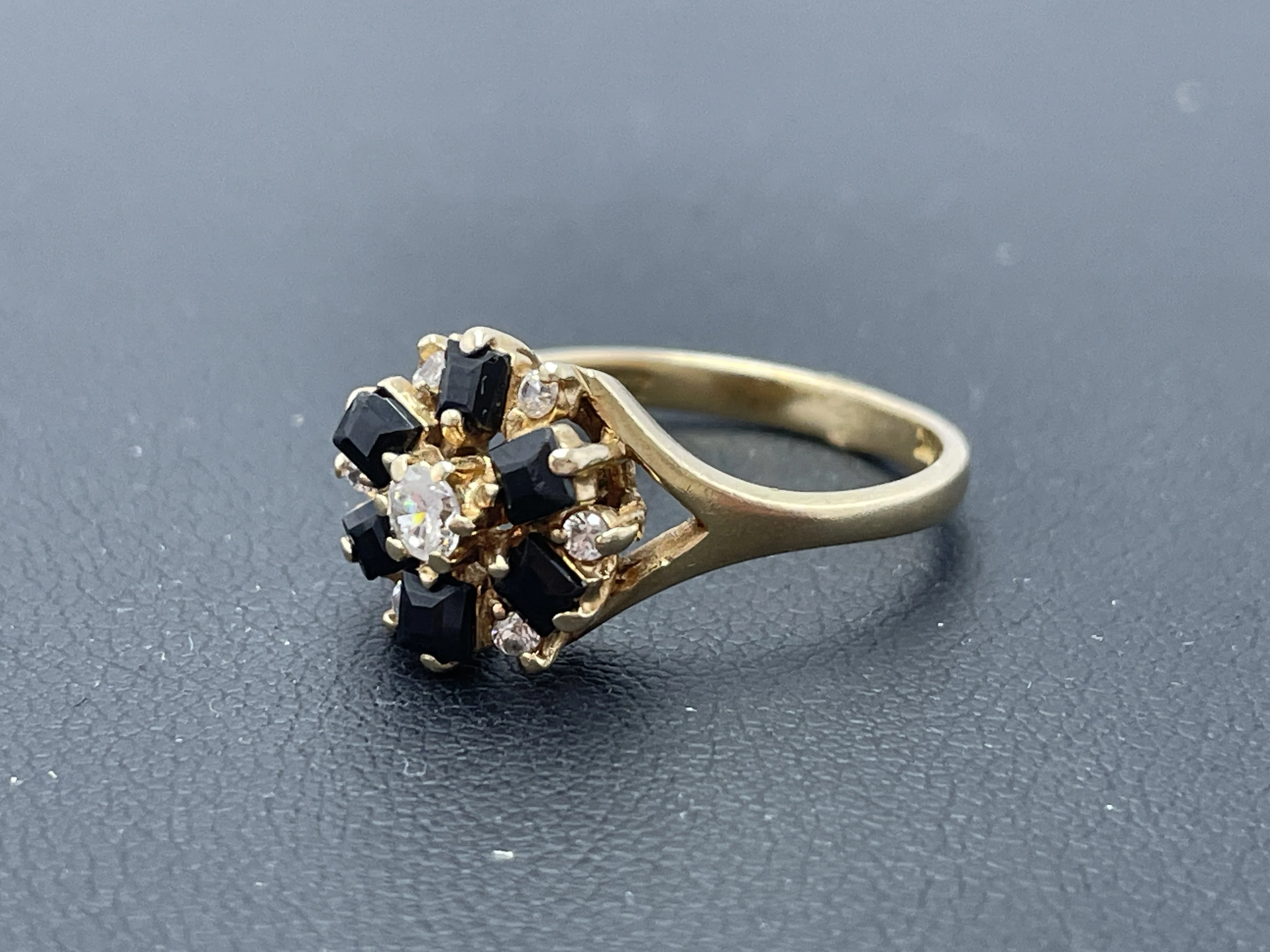 zloty-pierscionek-czarne-kamienie-585-323-r12-rodzaj-2205-2