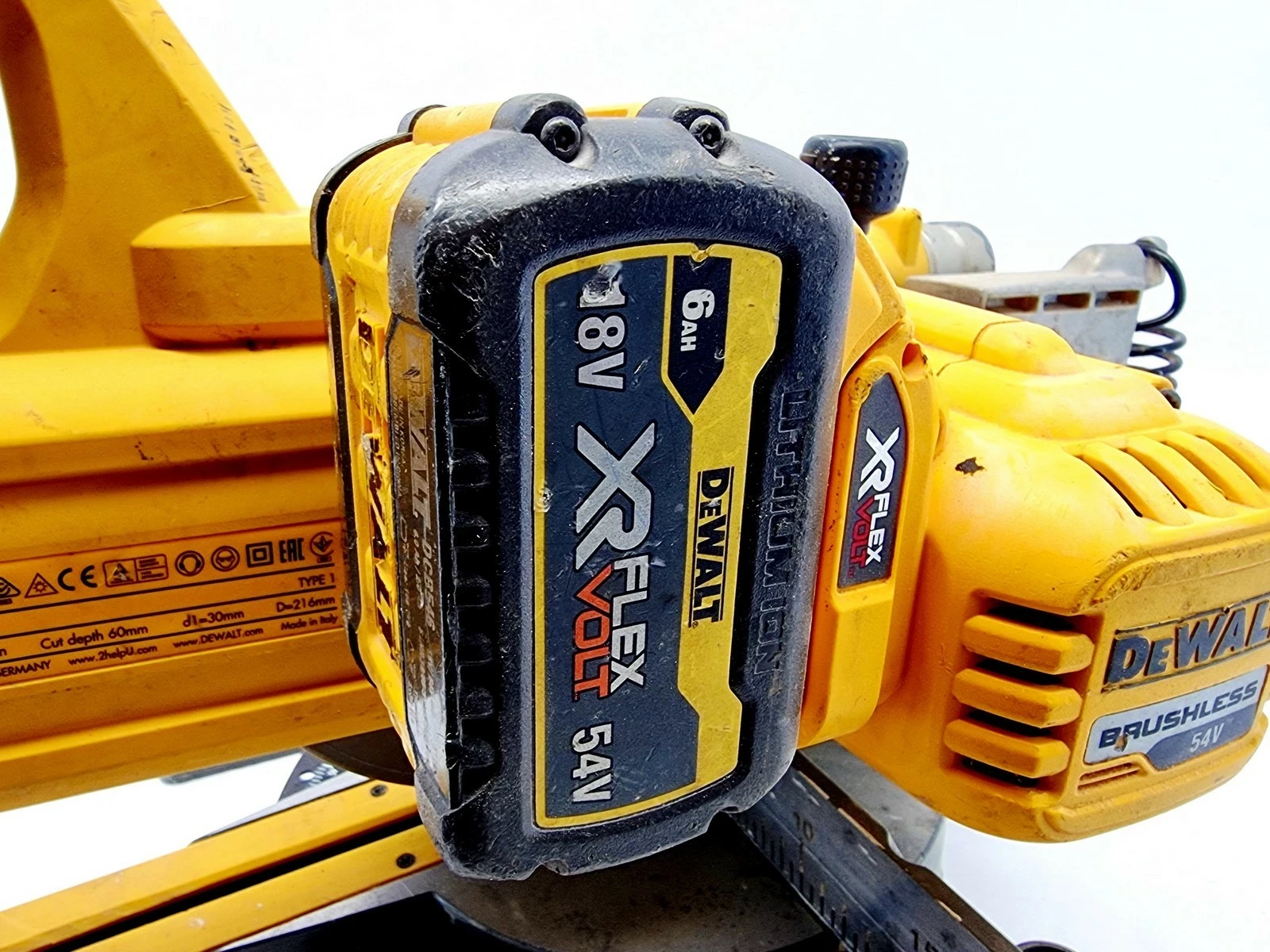 pila-ukosowa-z-posuwem-dewalt-dw777-1800w-zawiera-baterie-250685-2006717