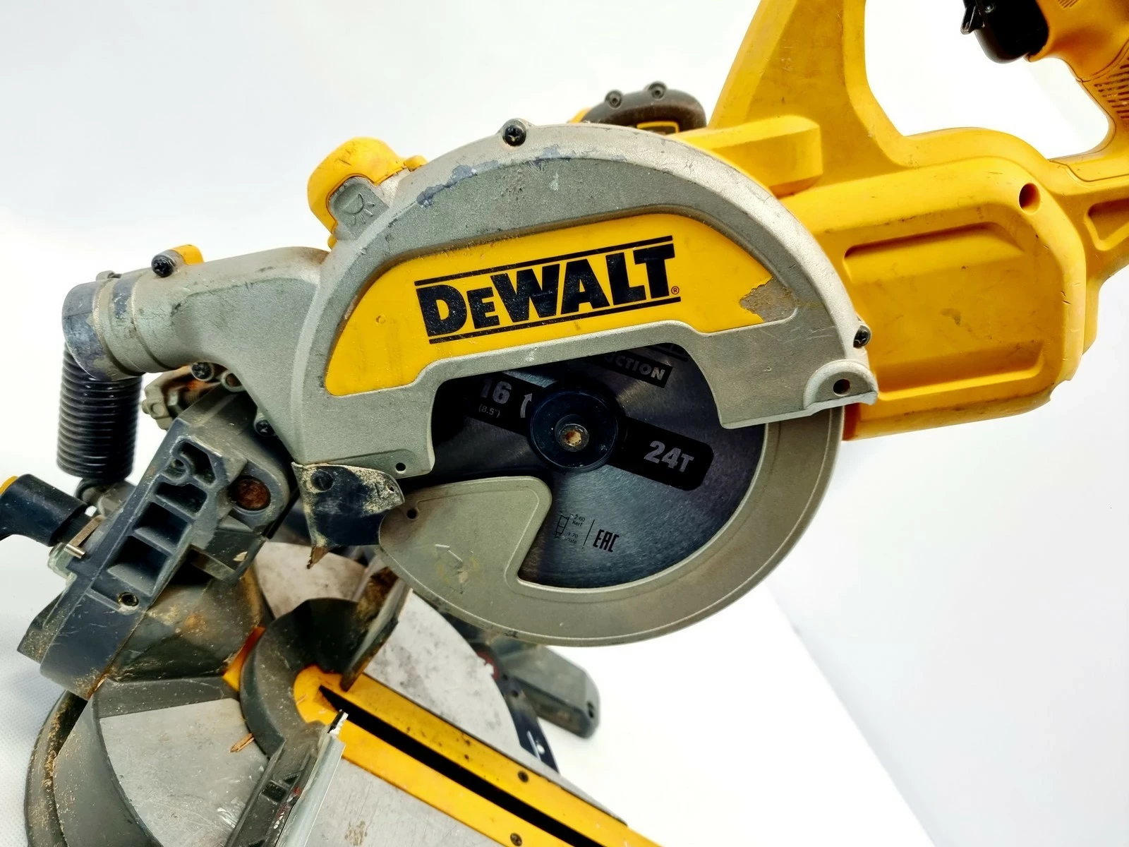 pila-ukosowa-z-posuwem-dewalt-dw777-1800w-srednica-tarczy-21600