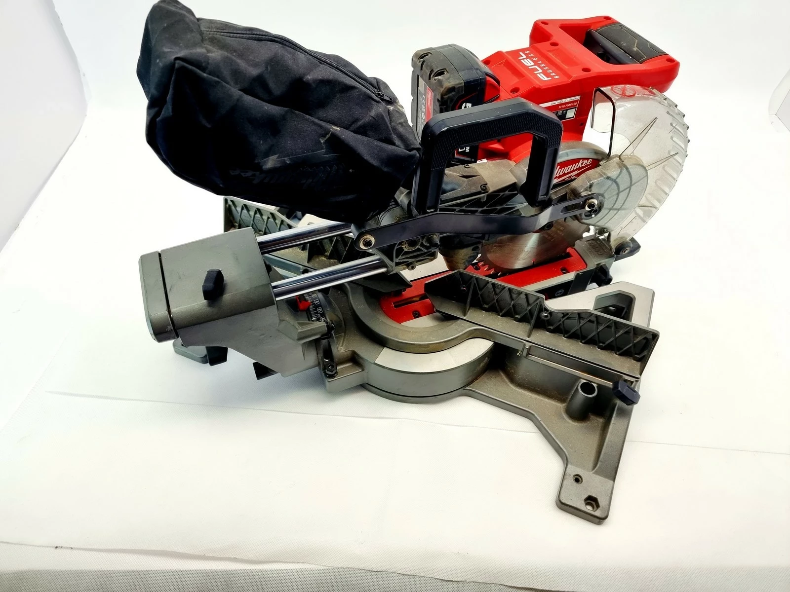 pila-ukosnica-z-posuwem-milwaukee-m18-fms190-predkosc-obrotowa-500000