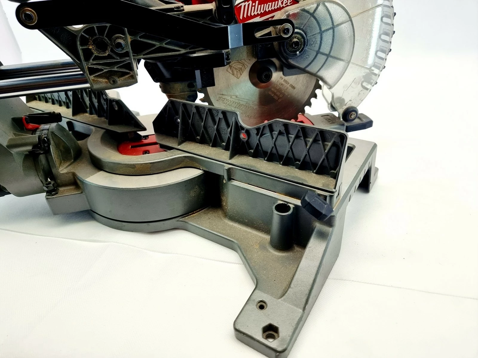 pila-ukosnica-z-posuwem-milwaukee-m18-fms190-stan-11323-2