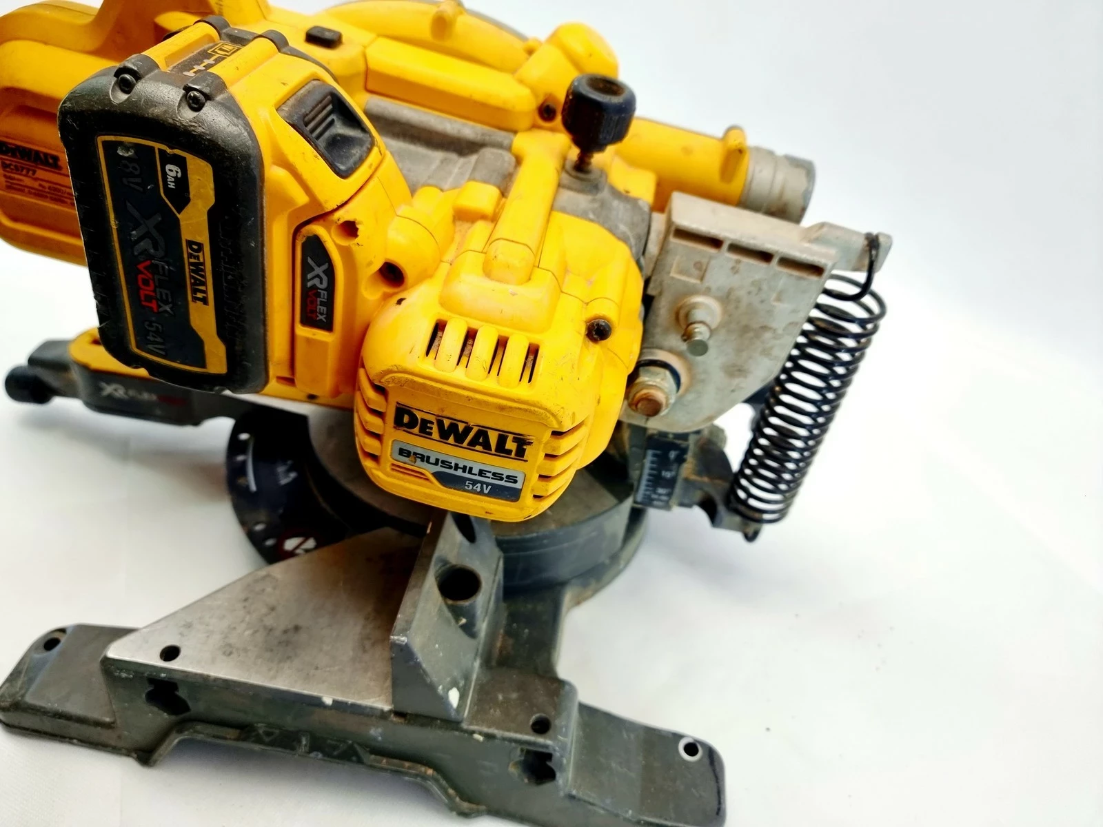 pila-ukosowa-z-posuwem-dewalt-dw777-1800w-ean-gtin-5035048193464