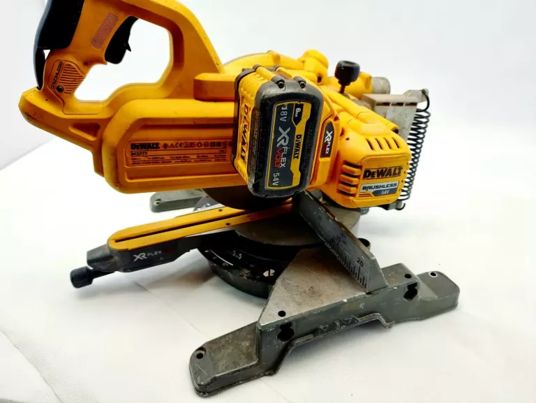 pila-ukosowa-z-posuwem-dewalt-dw777-1800w-srednica-otworu-pily-3000