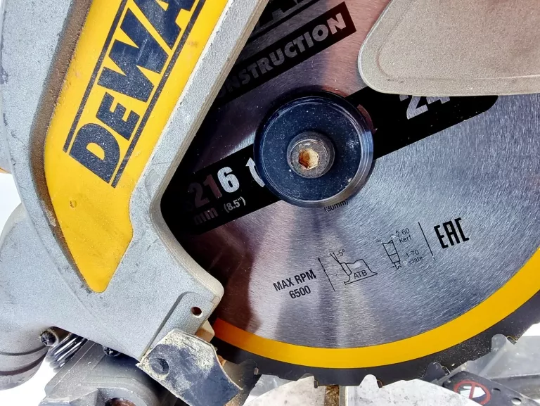 pila-ukosowa-z-posuwem-dewalt-dw777-1800w-kod-producenta-43634