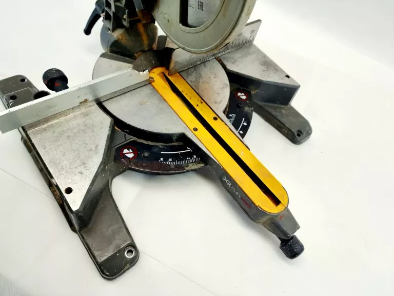 pila-ukosowa-z-posuwem-dewalt-dw777-1800w-stan-11323-2