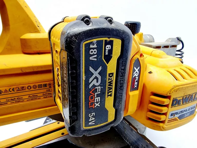 pila-ukosowa-z-posuwem-dewalt-dw777-1800w-zawiera-baterie-250685-2006717