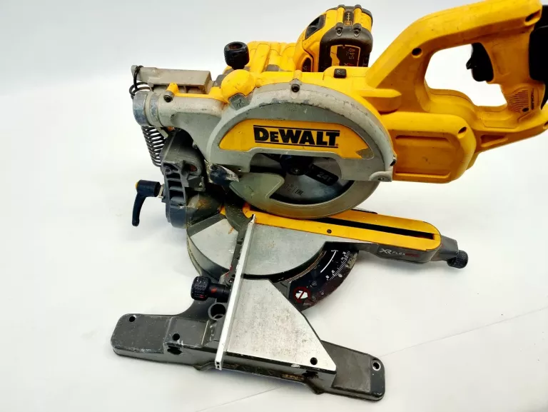 pila-ukosowa-z-posuwem-dewalt-dw777-1800w-predkosc-obrotowa-630000
