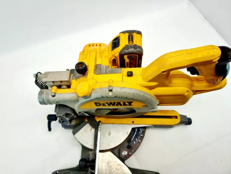 pila-ukosowa-z-posuwem-dewalt-dw777-1800w-maksymalna-moc-110000