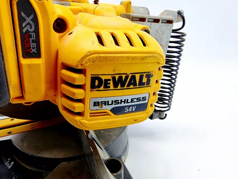 pila-ukosowa-z-posuwem-dewalt-dw777-1800w-waga-urzadzenia-1400