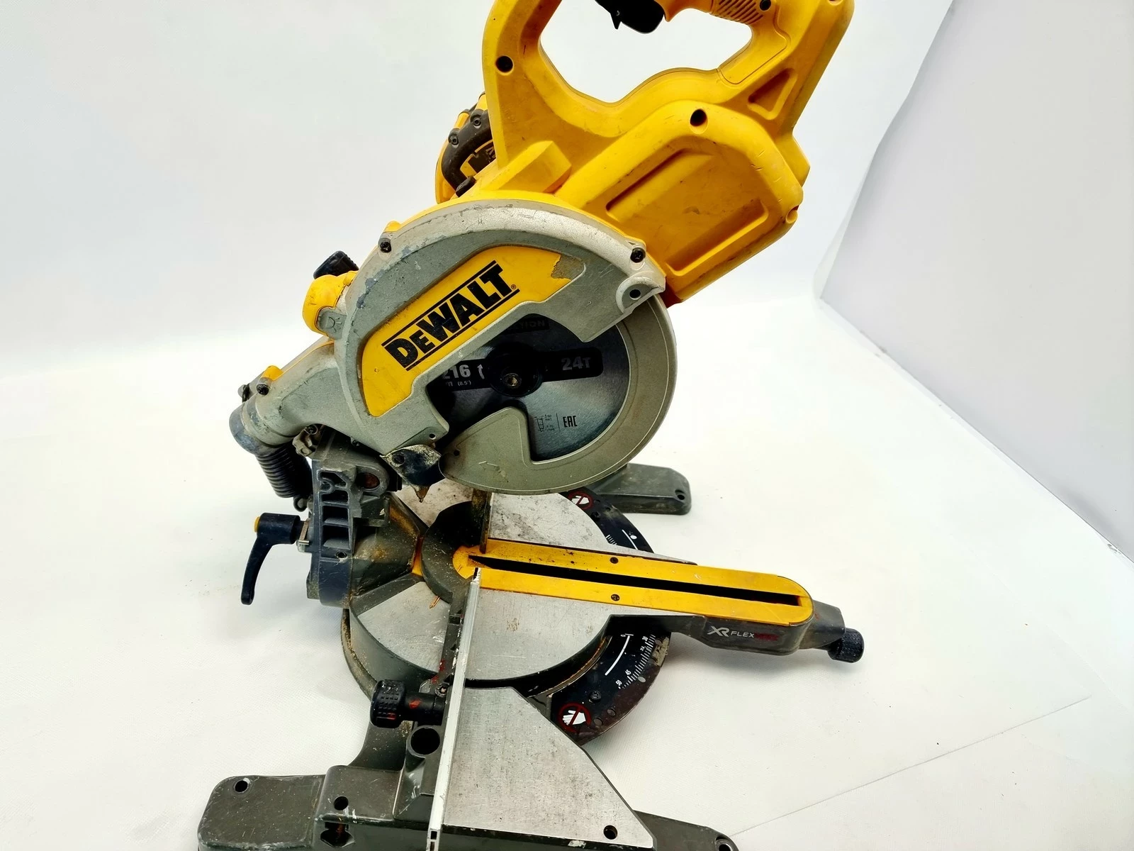 pila-ukosowa-z-posuwem-dewalt-dw777-1800w-marka-248811-950256