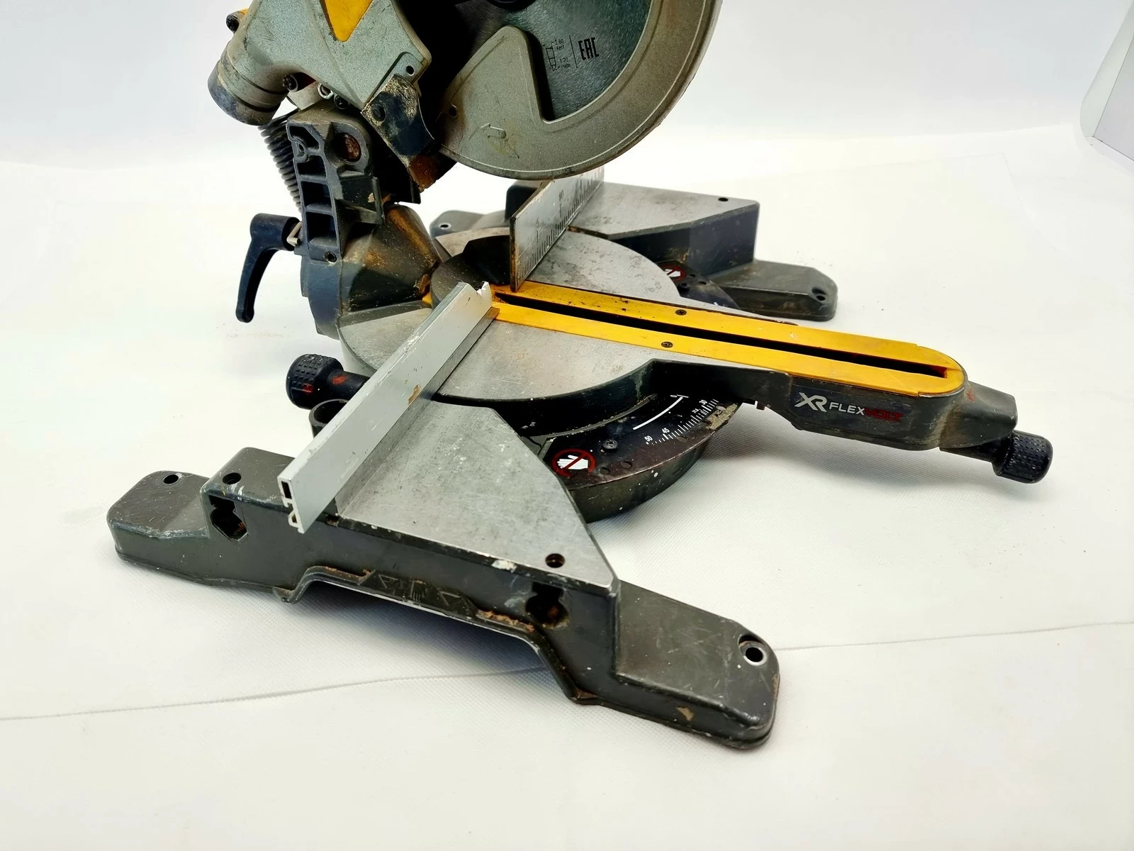 pila-ukosowa-z-posuwem-dewalt-dw777-1800w-ean-gtin-5035048193464