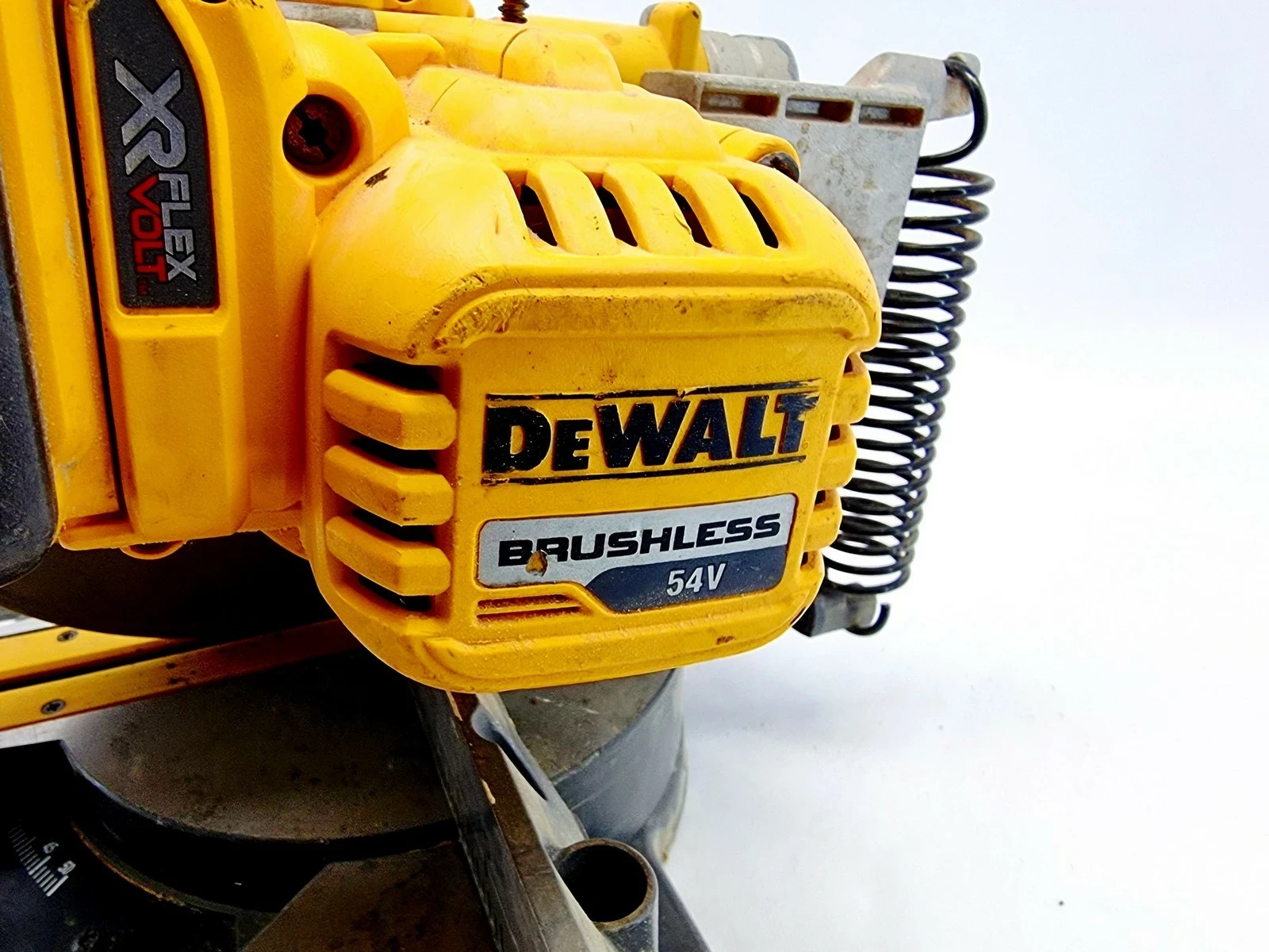 pila-ukosowa-z-posuwem-dewalt-dw777-1800w-waga-urzadzenia-1400