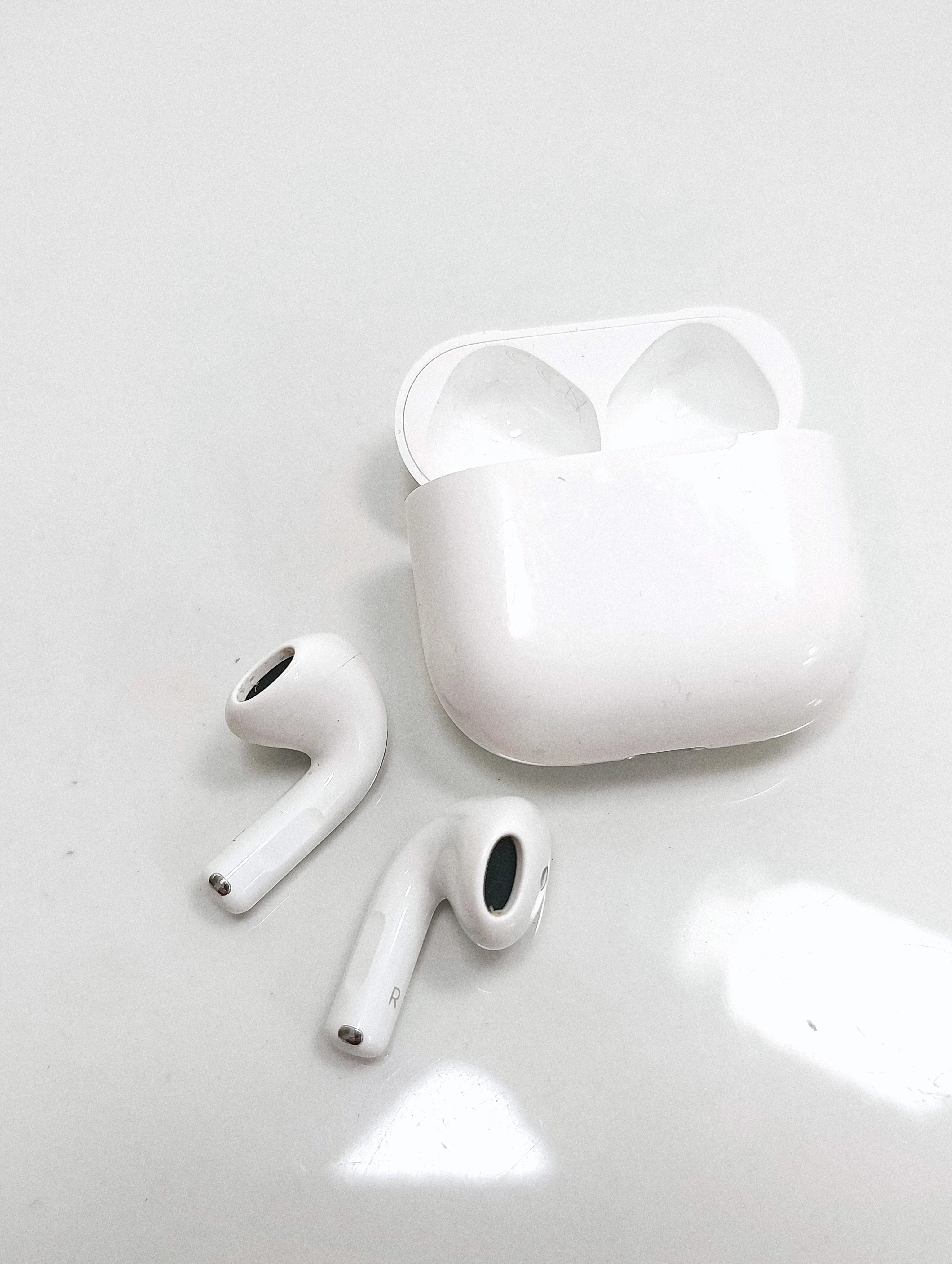 sluchawki-apple-airpods-4-anc-icloud-transmisja-sygnalu-203713-217785