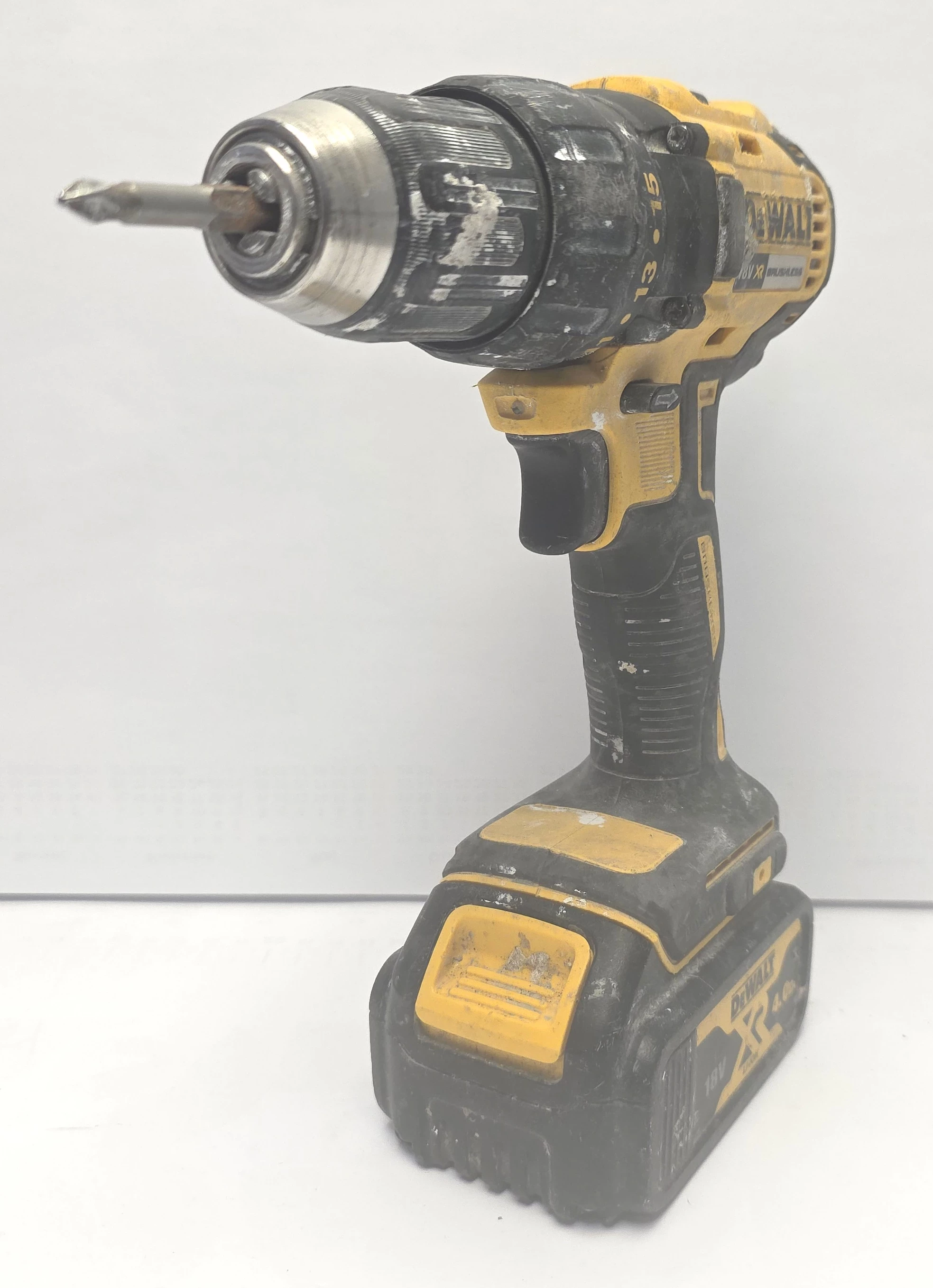 wkretarka-dewalt-dcd777-aku-lad-pojemnosc-akumulatora-000