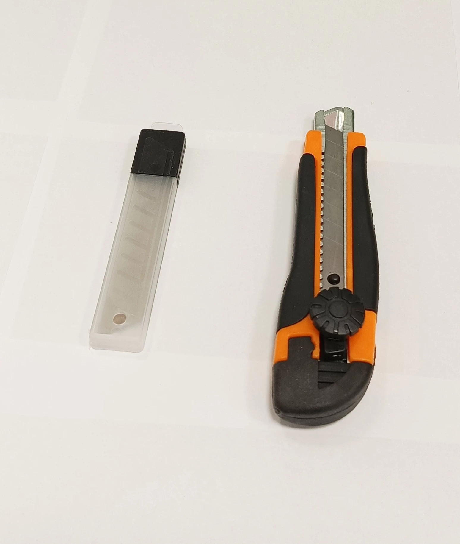 noz-do-tapet-vergionic-18-mm-plac-wolnosci-10-konin