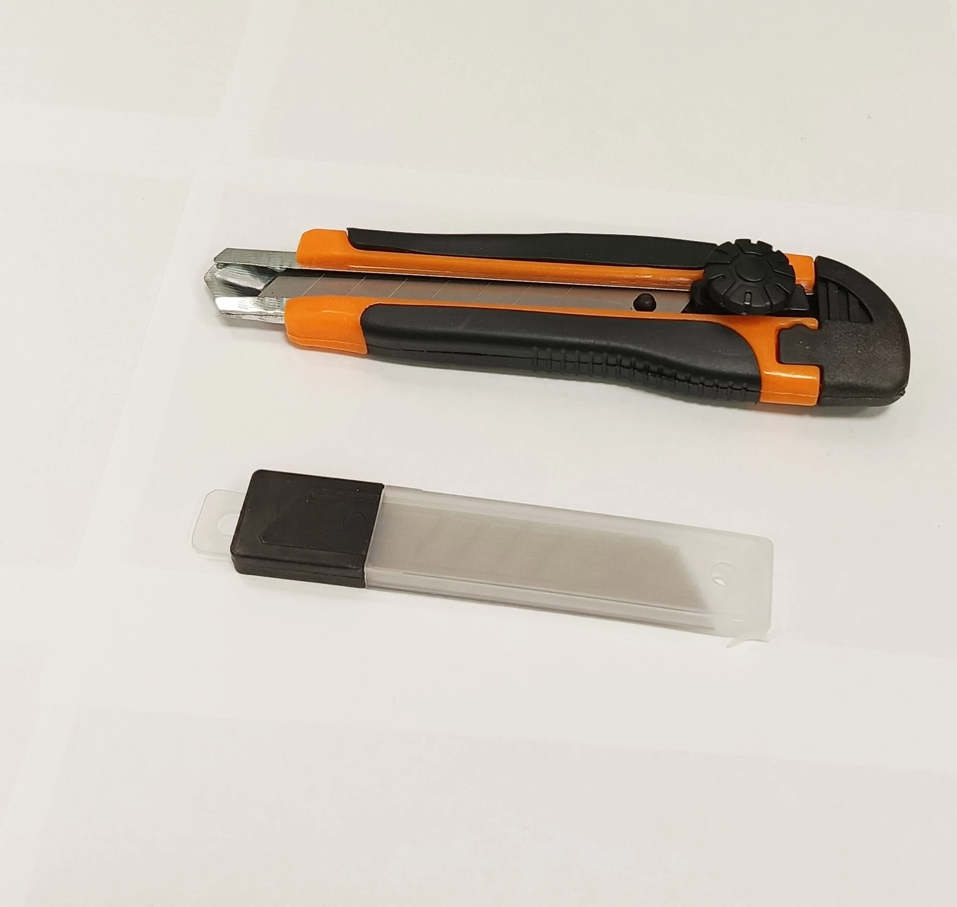 noz-do-tapet-vergionic-18-mm-stan-11323-2