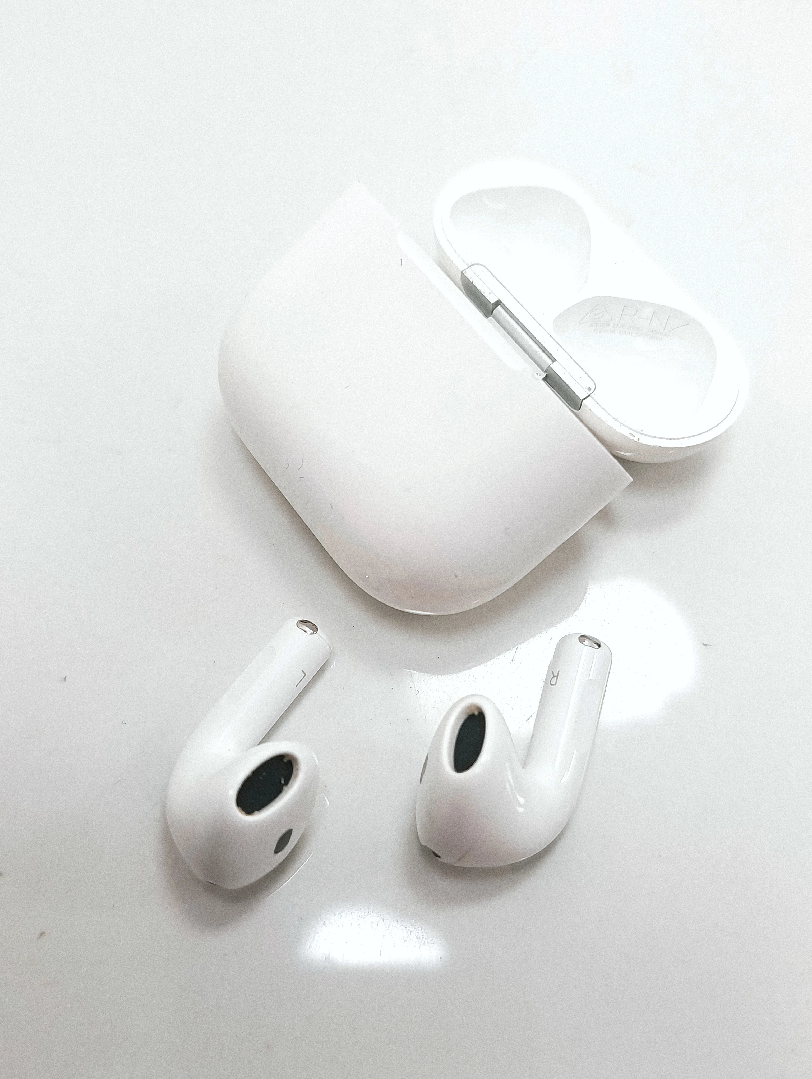 sluchawki-apple-airpods-4-anc-icloud-kolor-dominujacy-129357-2