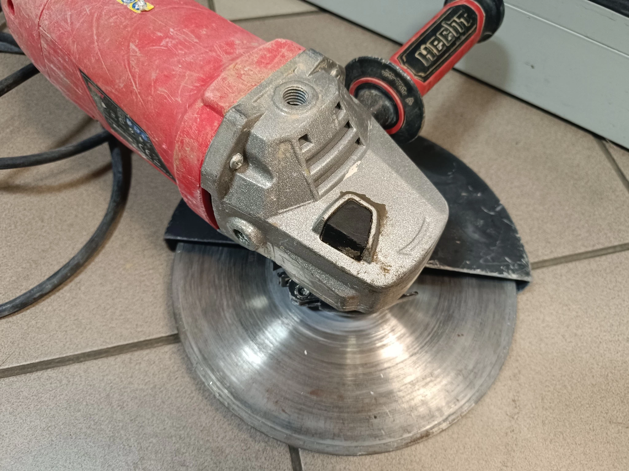 szlifierka-katowa-hecht-1324-2200w-wolny-start-stan-11323-2