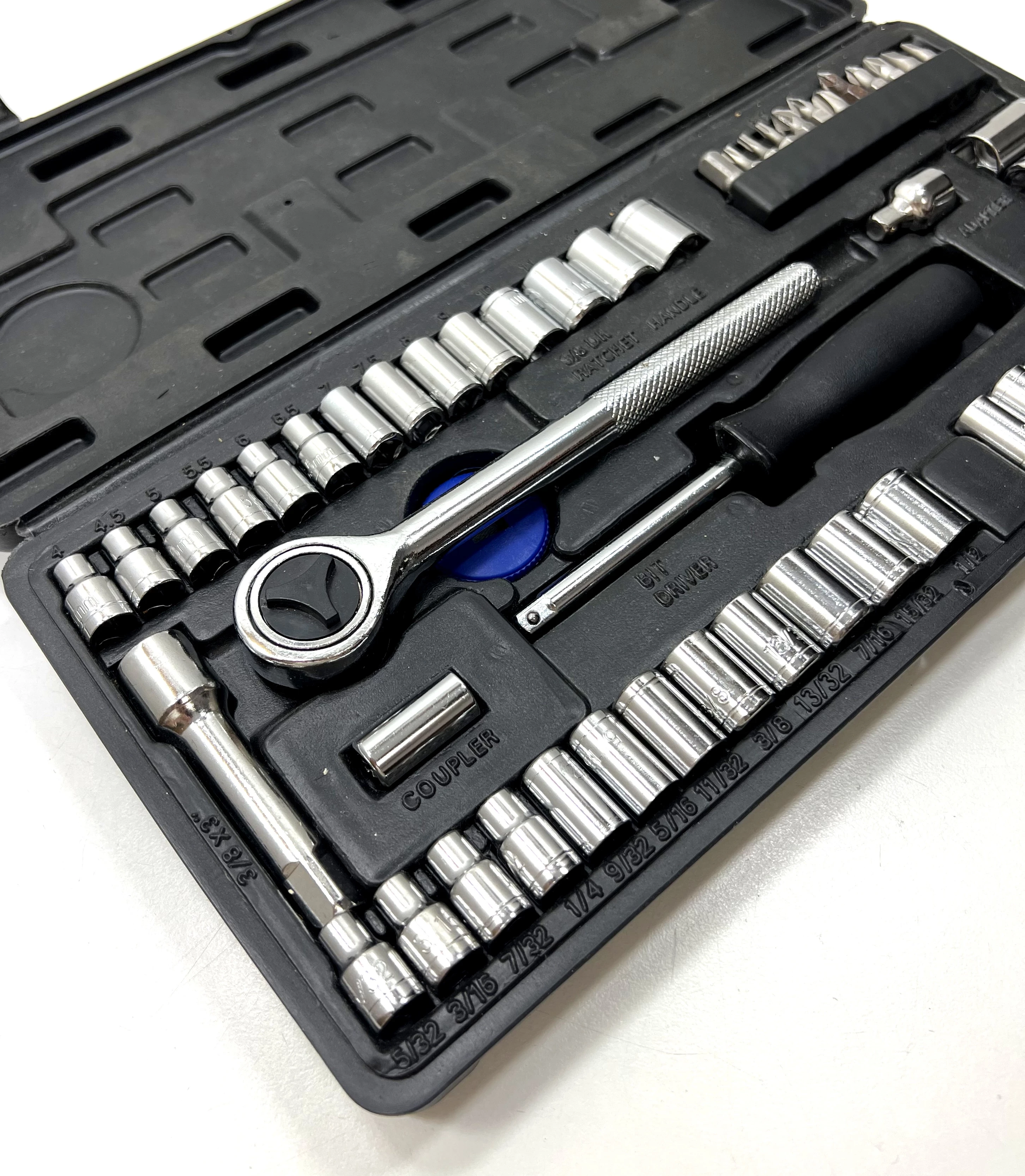 zestaw-klucz-z-nasadkami-w-walizce-ean-gtin-5904665712771