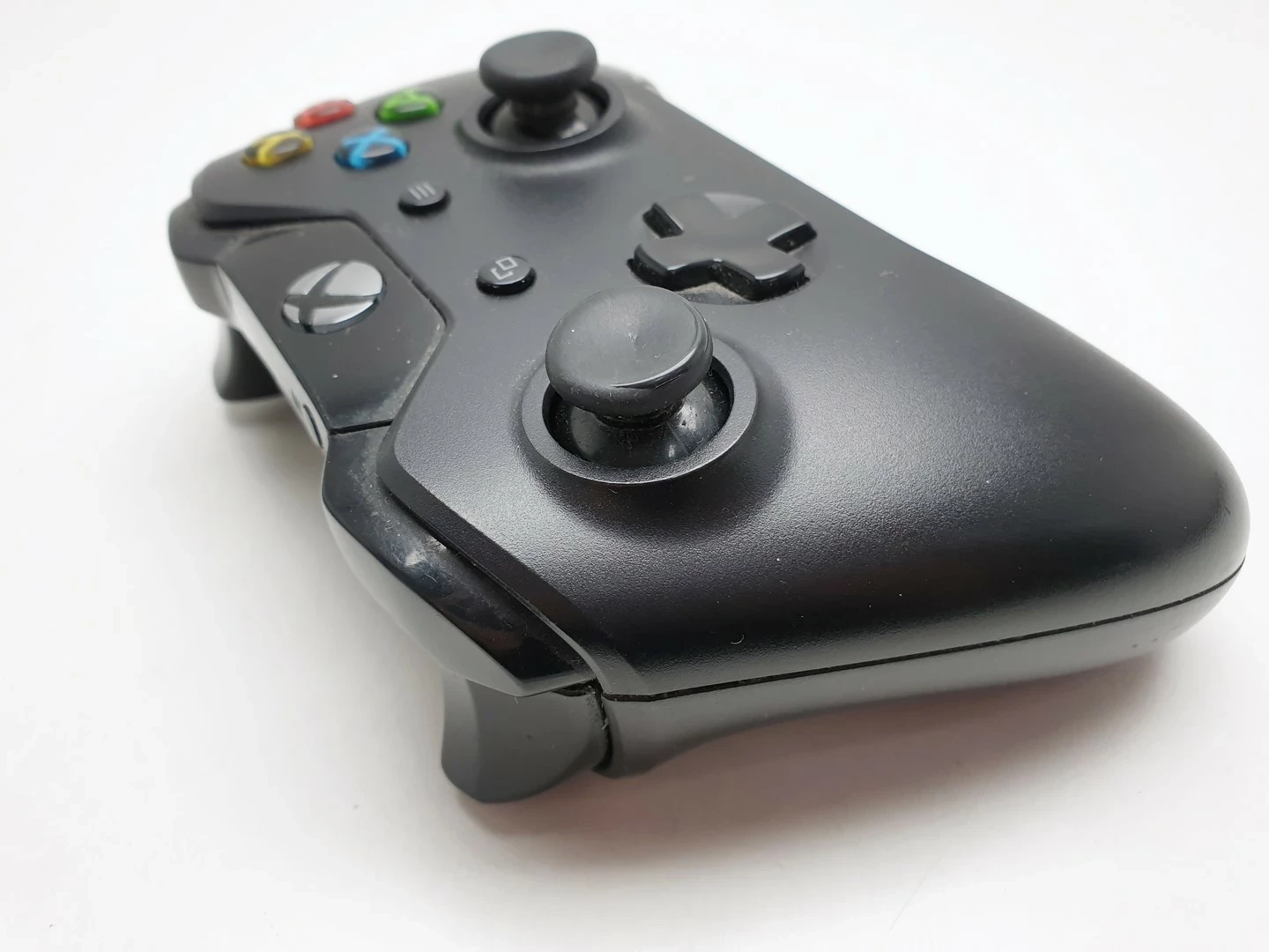 pad-do-konsoli-xbox-one-czarny-pochodzenie-210658-243446