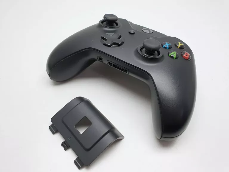 pad-do-konsoli-xbox-one-czarny-ean-gtin-885370872132