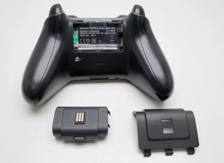 pad-do-konsoli-xbox-one-czarny-kolor-249512-1647413