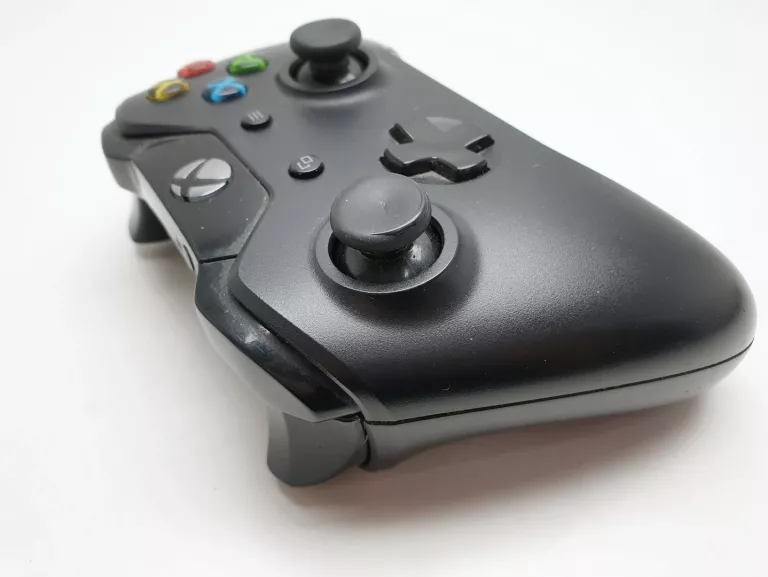 pad-do-konsoli-xbox-one-czarny-pochodzenie-210658-243446