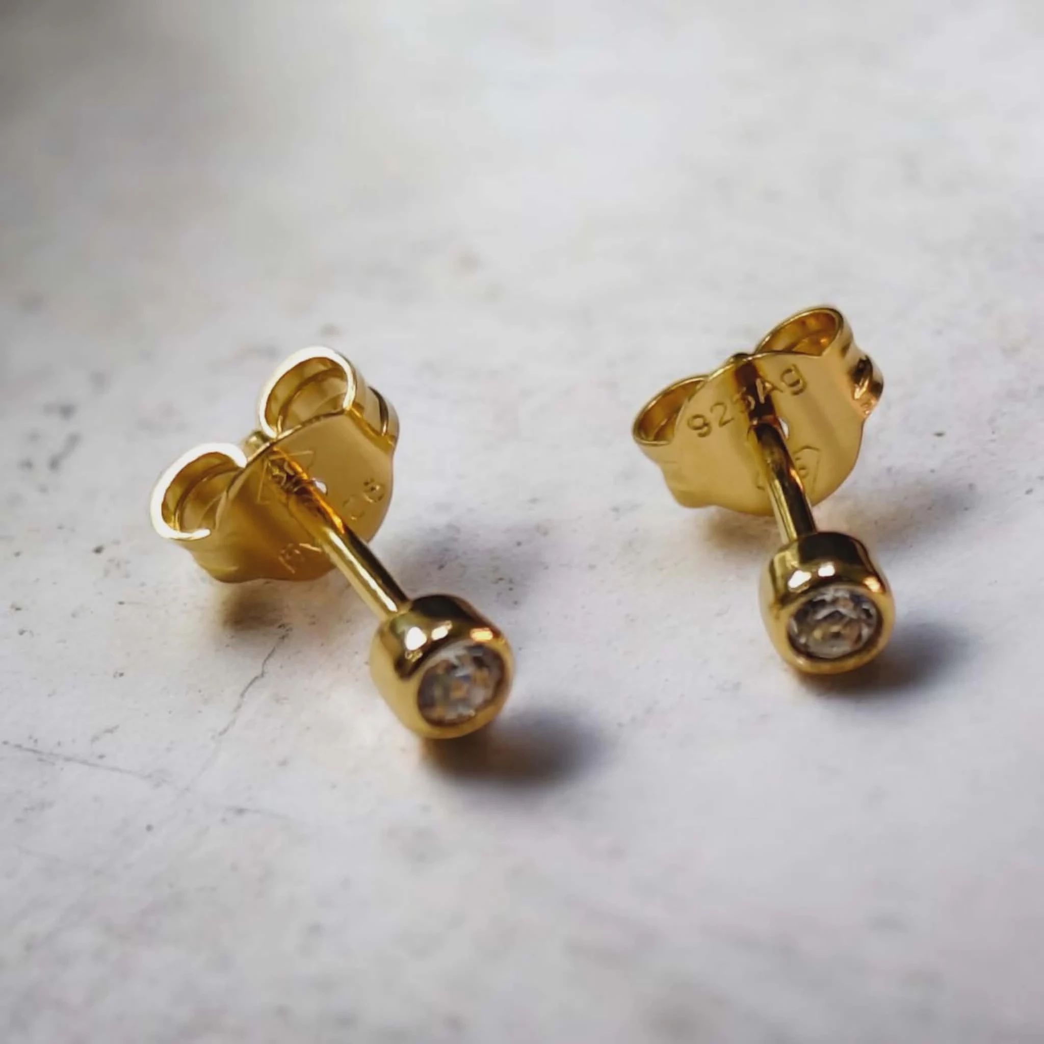 minimalistyczne-srebrne-wkreciki-z-cyrkonia-pozlacane-sr-925-052-g-rodzaj-zapiecia-2207-1